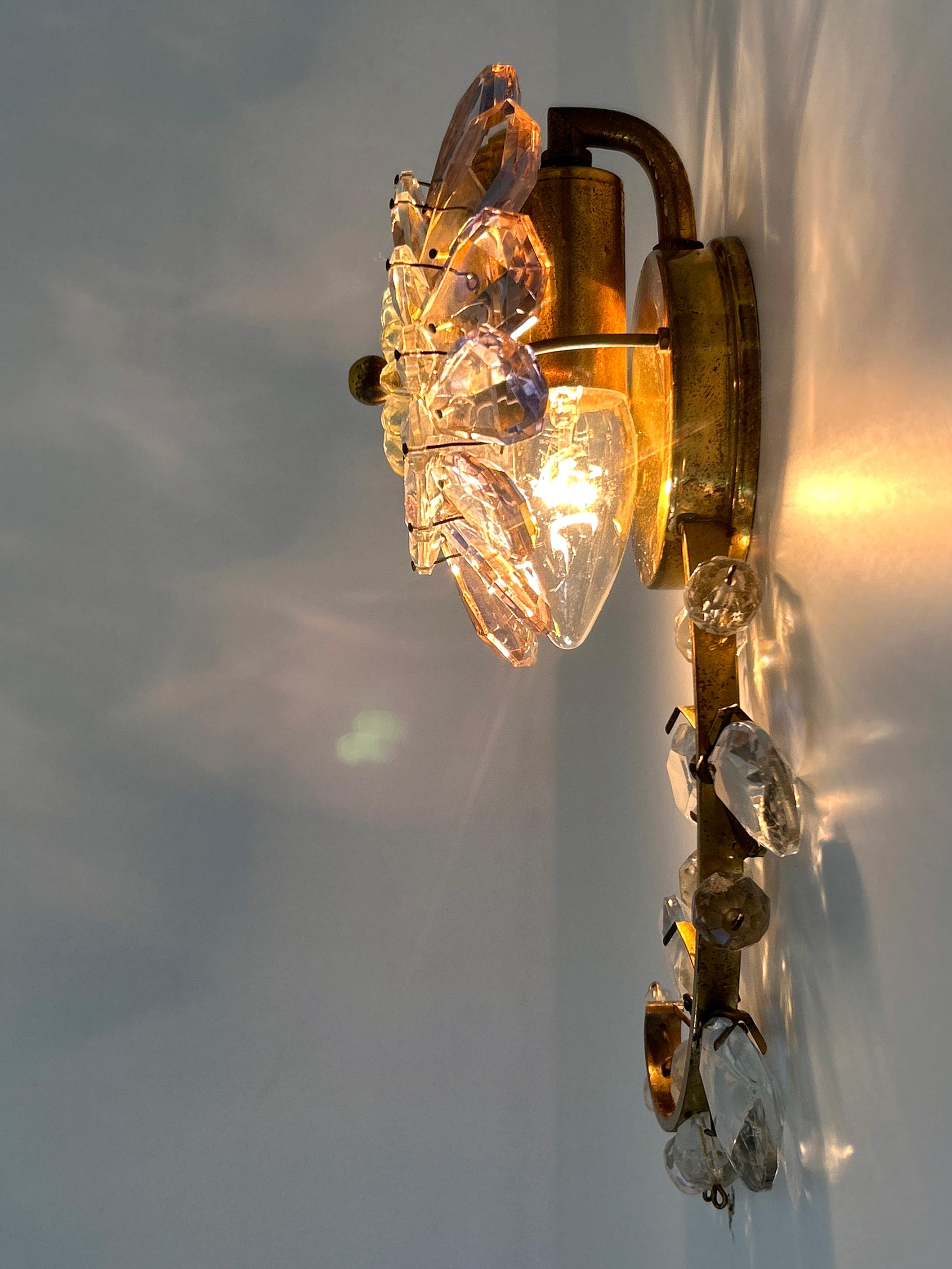 Erstaunlich Palwa schillernde Kristallglas & Messing Blume Wandleuchte oder Wandlampe 1960er im Angebot 11