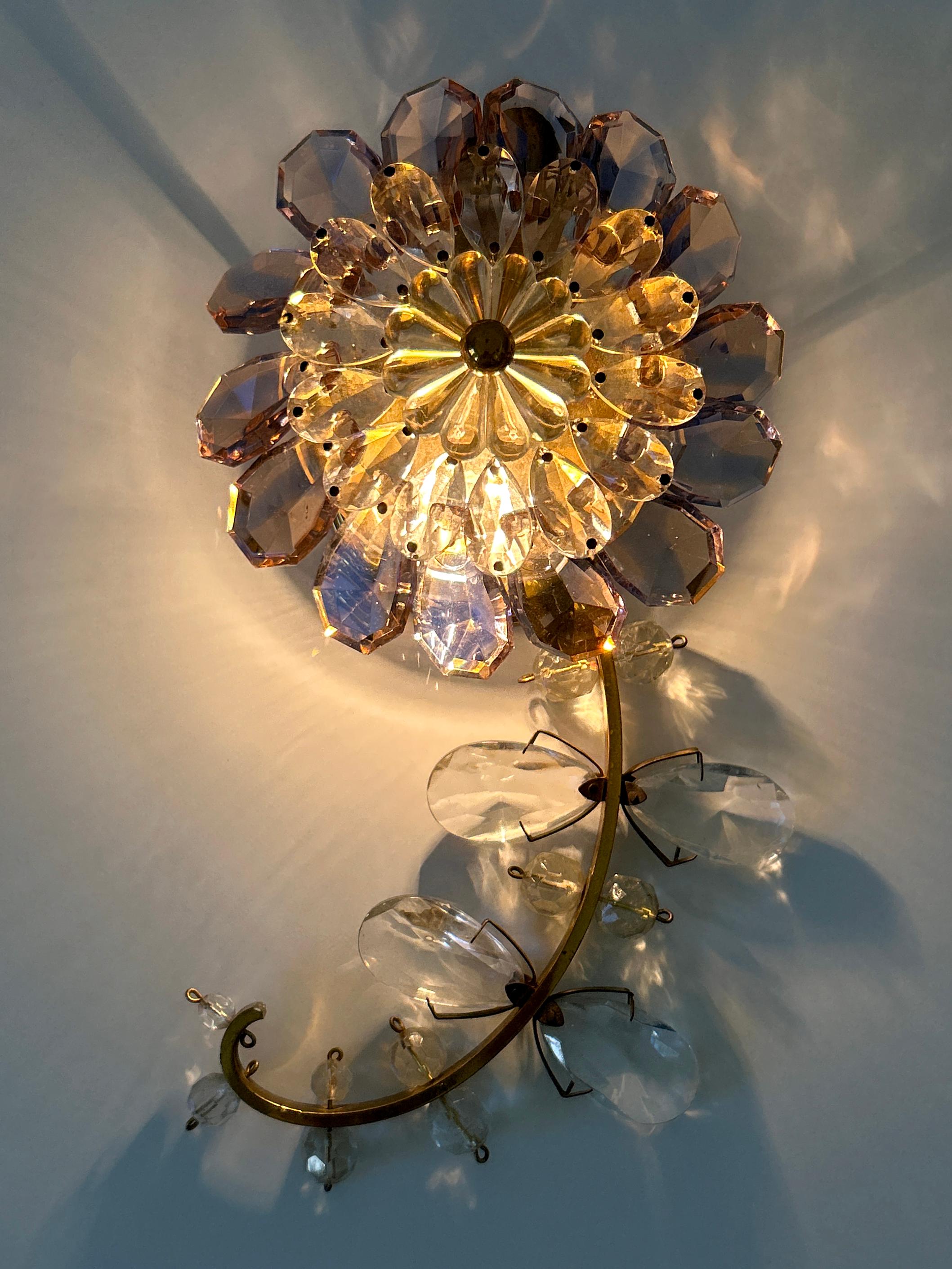 Außergewöhnliche, schöne und sehr dekorative Mid-Century Modern irisierende Kristallglas und Messing Blume Wandleuchte oder Wandlampe. Entworfen und hergestellt von Palwa, 1960er Jahre, Deutschland.

Die Leuchte ist aus schillerndem Kristallglas und