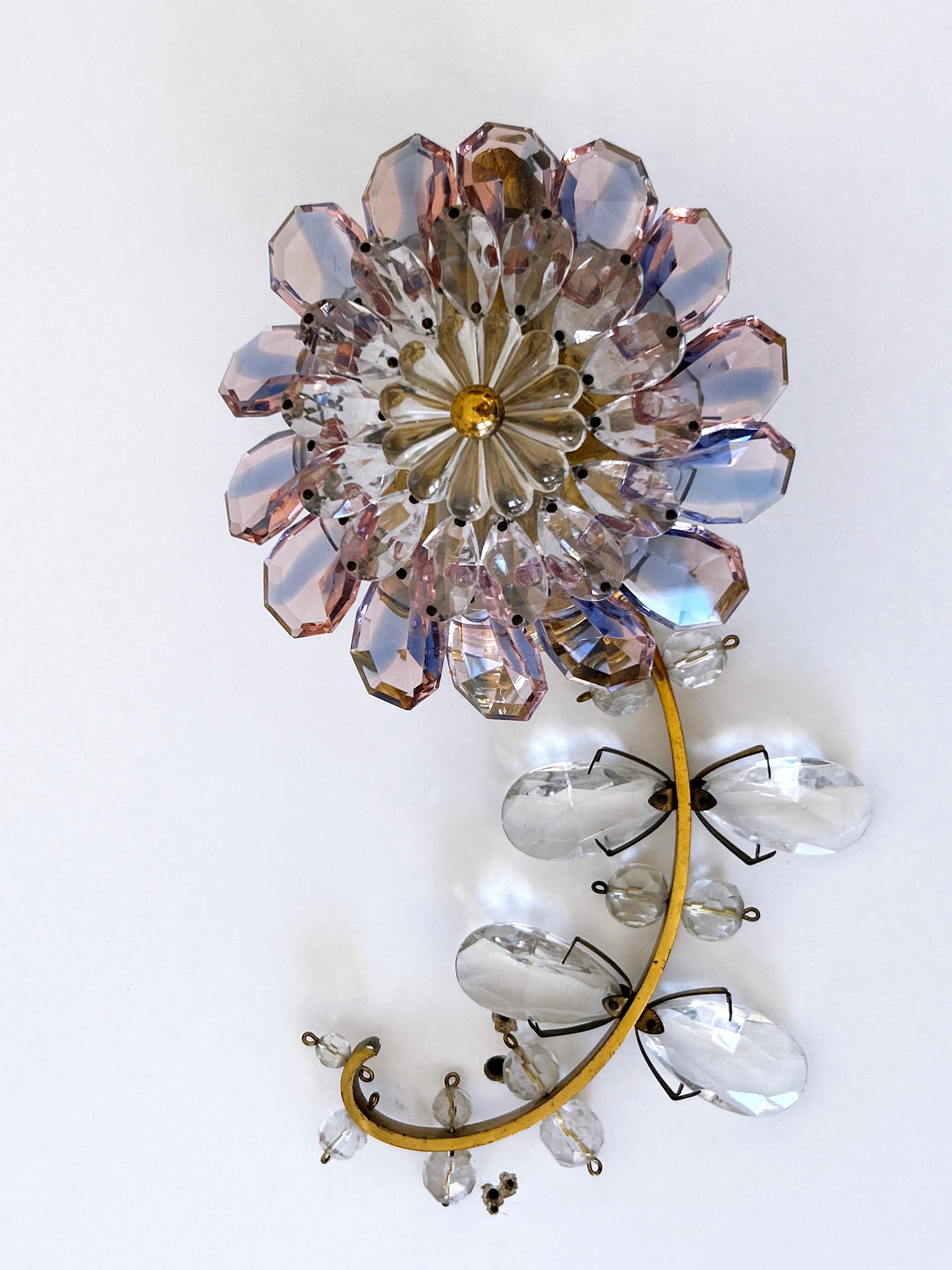 Erstaunlich Palwa schillernde Kristallglas & Messing Blume Wandleuchte oder Wandlampe 1960er (Moderne der Mitte des Jahrhunderts) im Angebot