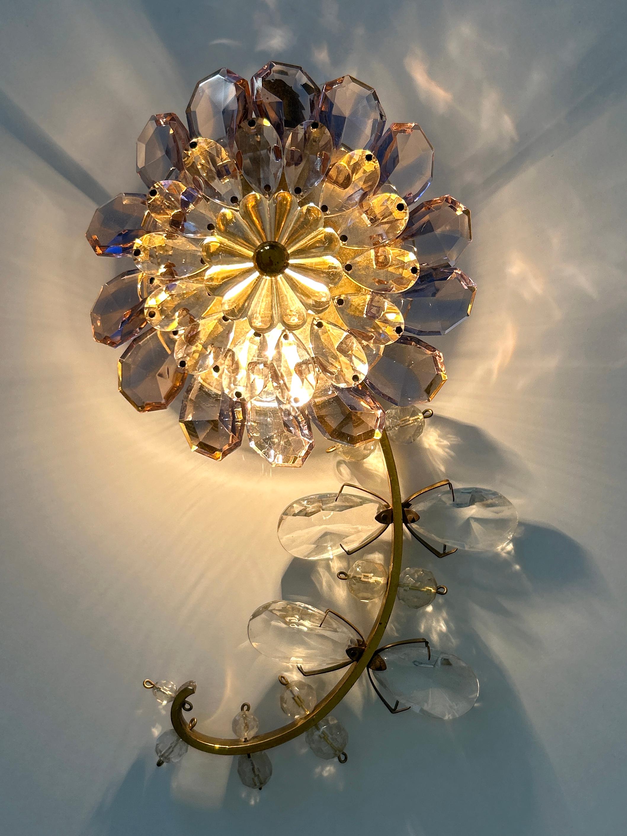 Erstaunlich Palwa schillernde Kristallglas & Messing Blume Wandleuchte oder Wandlampe 1960er (Deutsch) im Angebot