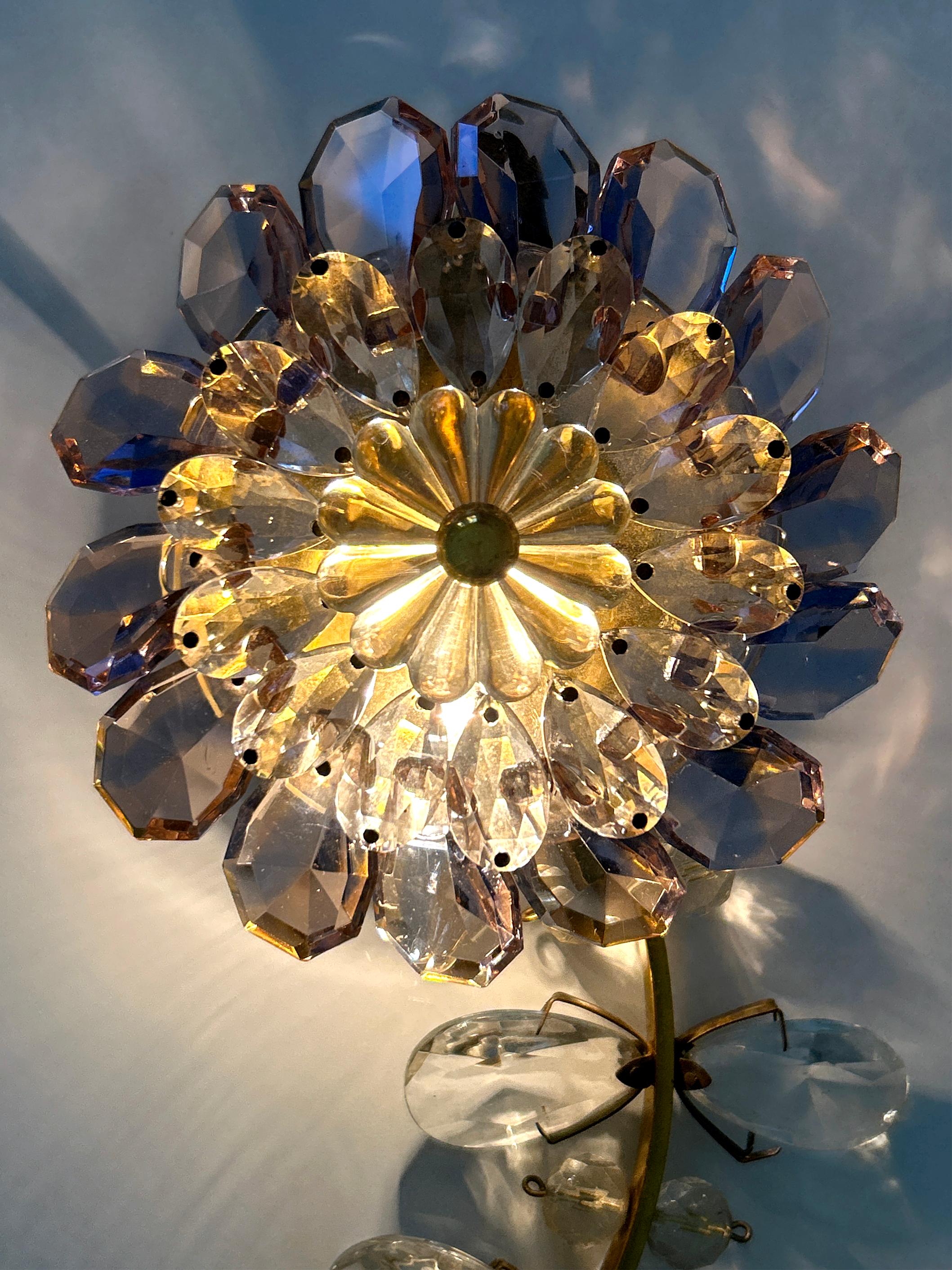 Erstaunlich Palwa schillernde Kristallglas & Messing Blume Wandleuchte oder Wandlampe 1960er im Zustand „Gut“ im Angebot in Munich, DE