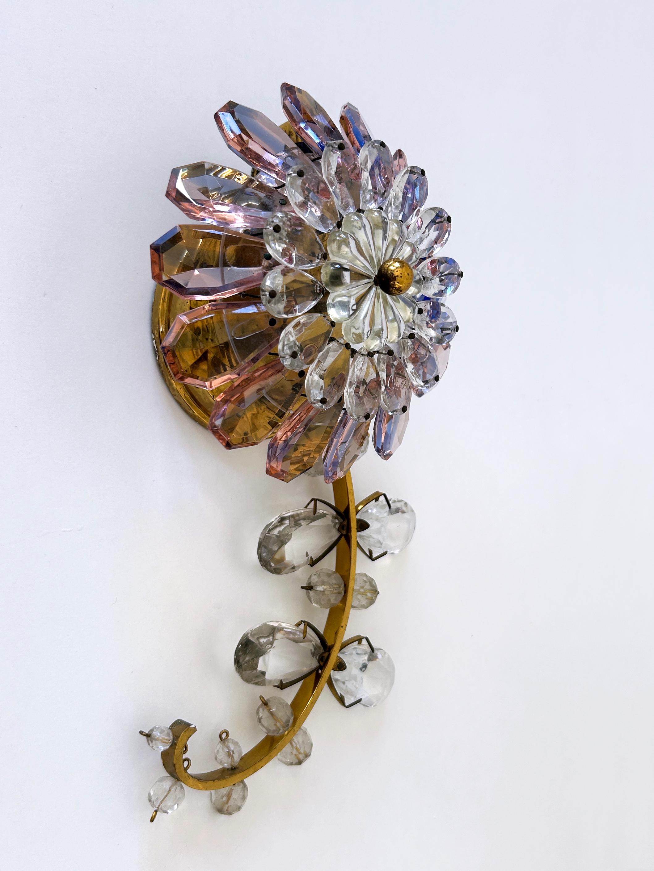 Erstaunlich Palwa schillernde Kristallglas & Messing Blume Wandleuchte oder Wandlampe 1960er (Mitte des 20. Jahrhunderts) im Angebot