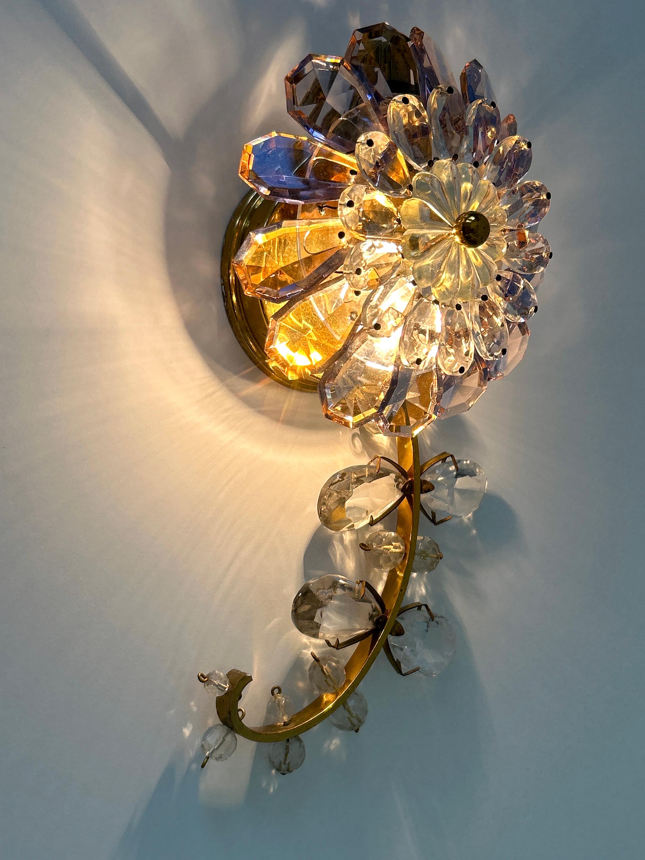 Erstaunlich Palwa schillernde Kristallglas & Messing Blume Wandleuchte oder Wandlampe 1960er im Angebot 1