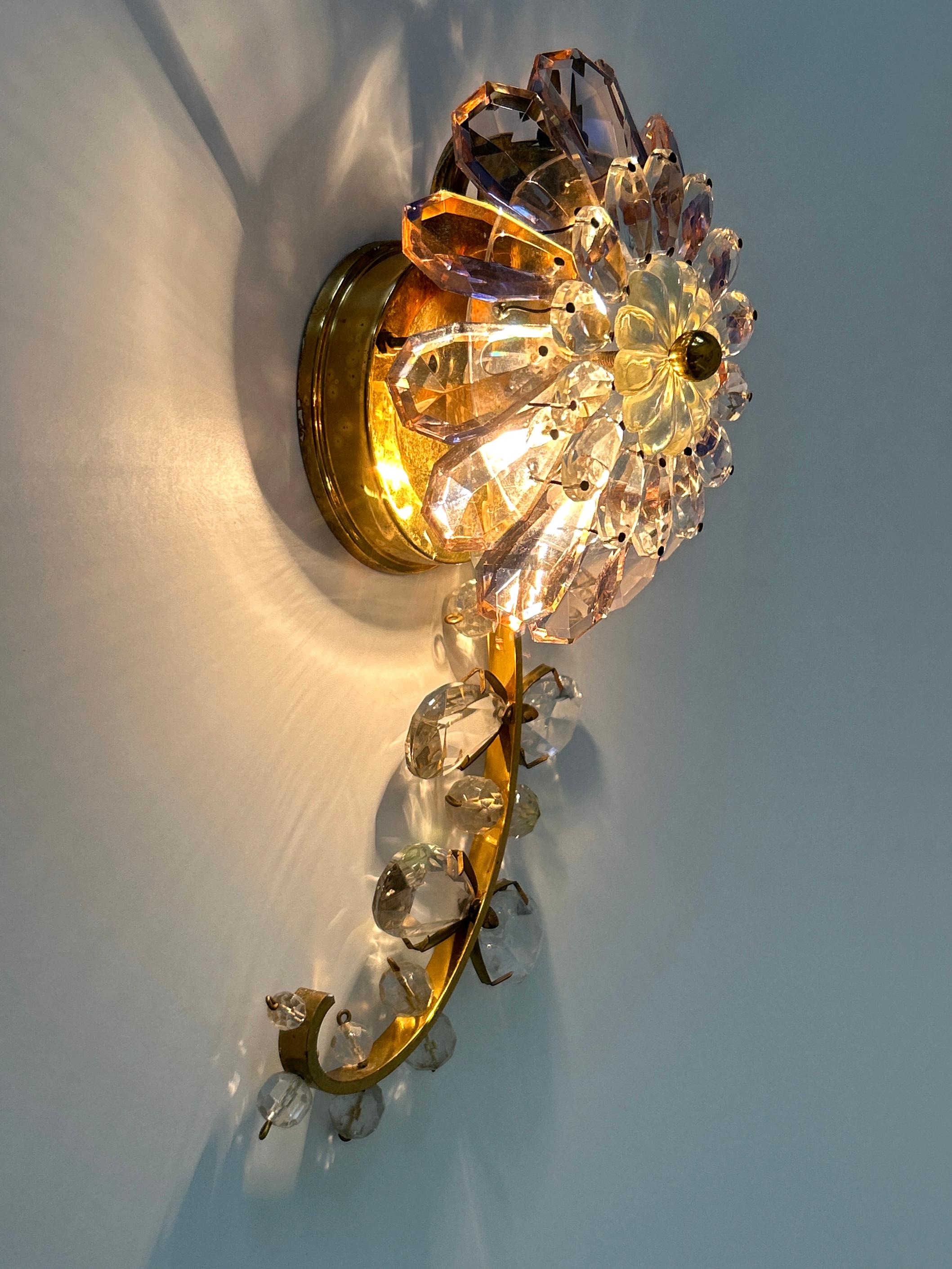 Erstaunlich Palwa schillernde Kristallglas & Messing Blume Wandleuchte oder Wandlampe 1960er im Angebot 2