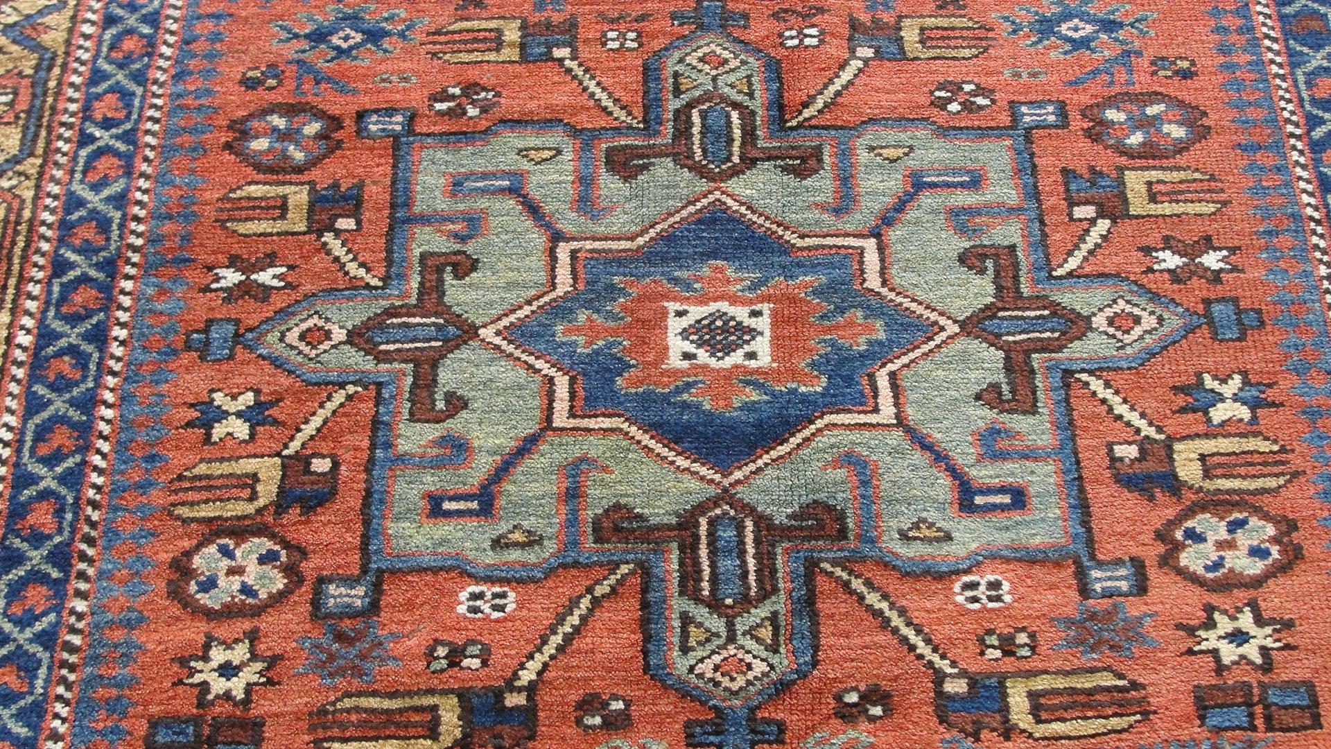 Tapis Karaja en parfait état avec de belles couleurs et un beau design, circa 920.
Les teintures utilisées dans ces tapis sont 100 % naturelles. Les tapis Karaja possèdent des motifs très particuliers, différents des autres tapis produits dans cette