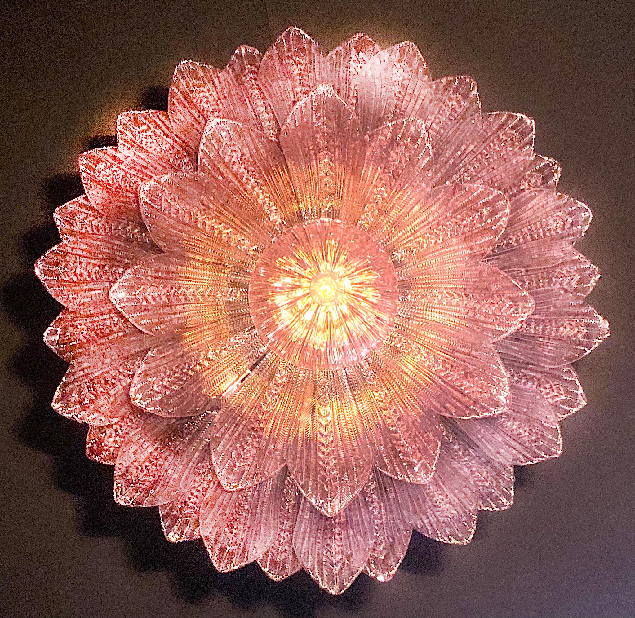 Réalisé en verre de Murano de couleur rose améthyste pure, il se compose de 45 délicieuses feuilles soufflées à la main.
 La structure est en métal doré. Cinq ampoules E27 diffusent une lumière magique.
 le prix est l'article 
Disponible également