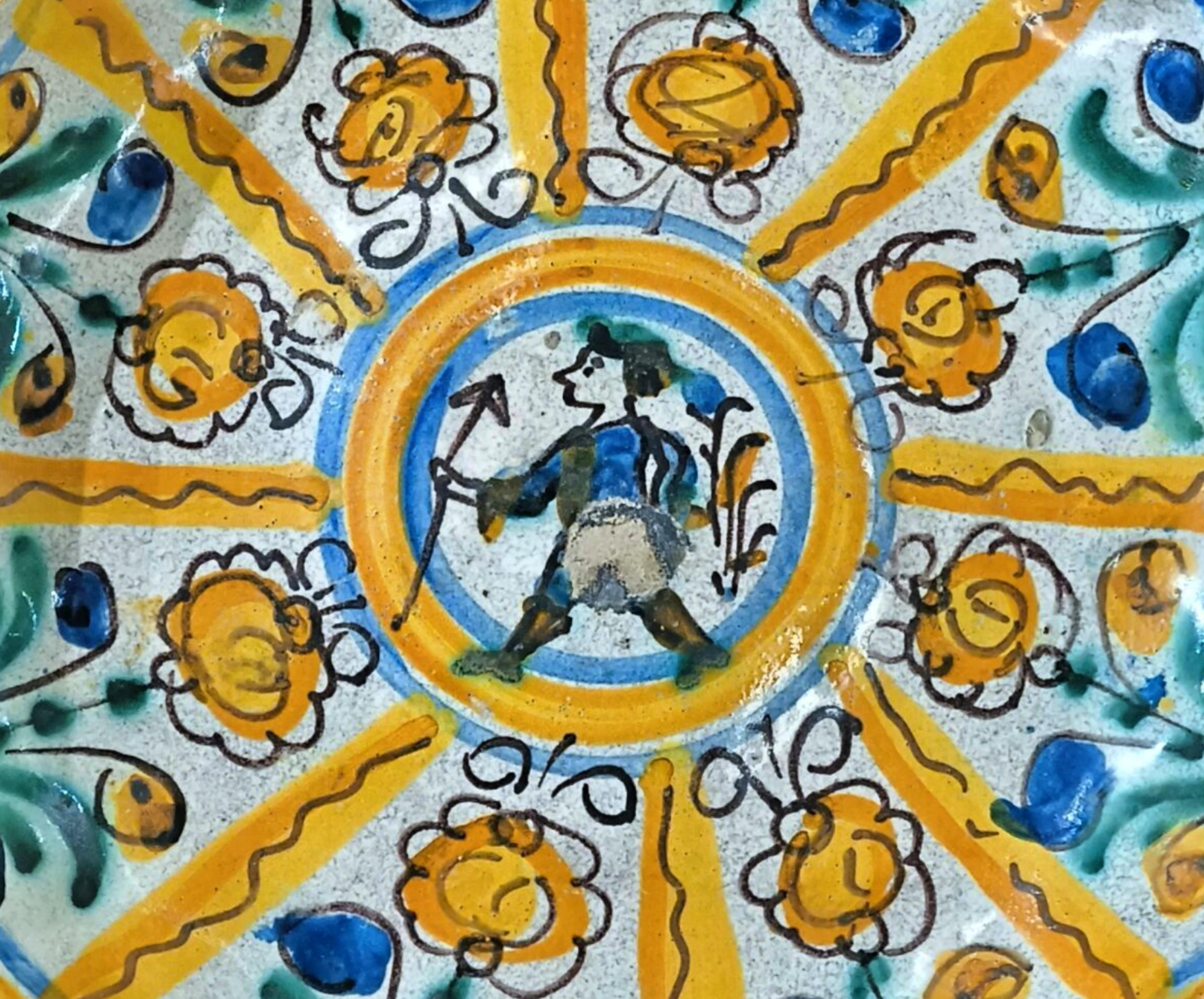 AMAZING PLATE MONTELUPO 17th Century
Round earthenware bowl with contours on a pedestal, polychrome decoration of a soldier in a frame of floral reserves. 
Minor restorations. 
Diameter 22.5 cm. 
Provenance: Paris, Pescheteau-Badin 
