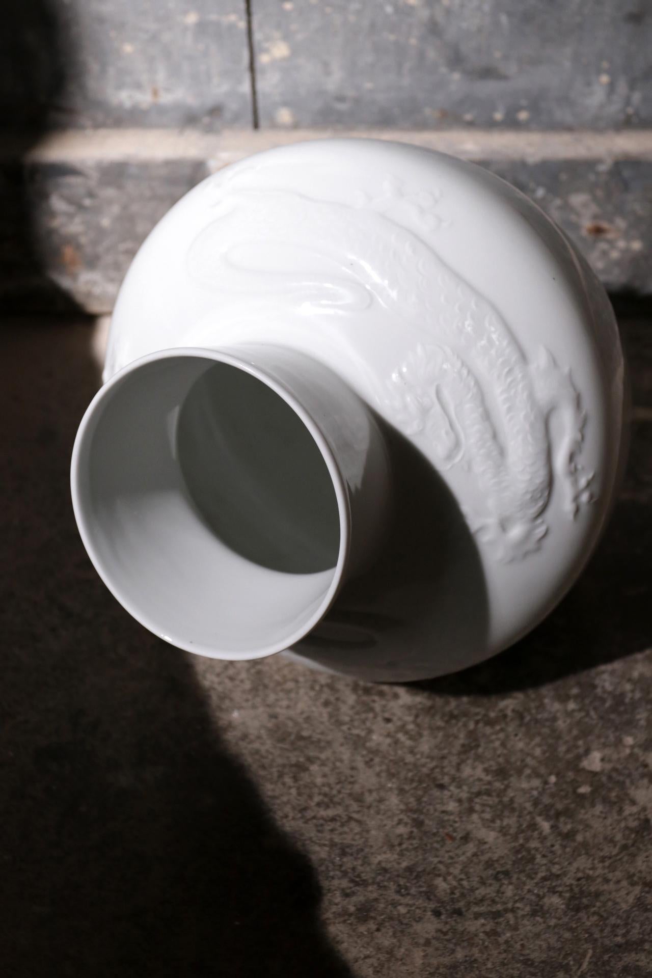Amazing Porcelain Dragon Vase / Urn Schumann Arzberg Bavaria In Good Condition For Sale In Boven Leeuwen, NL