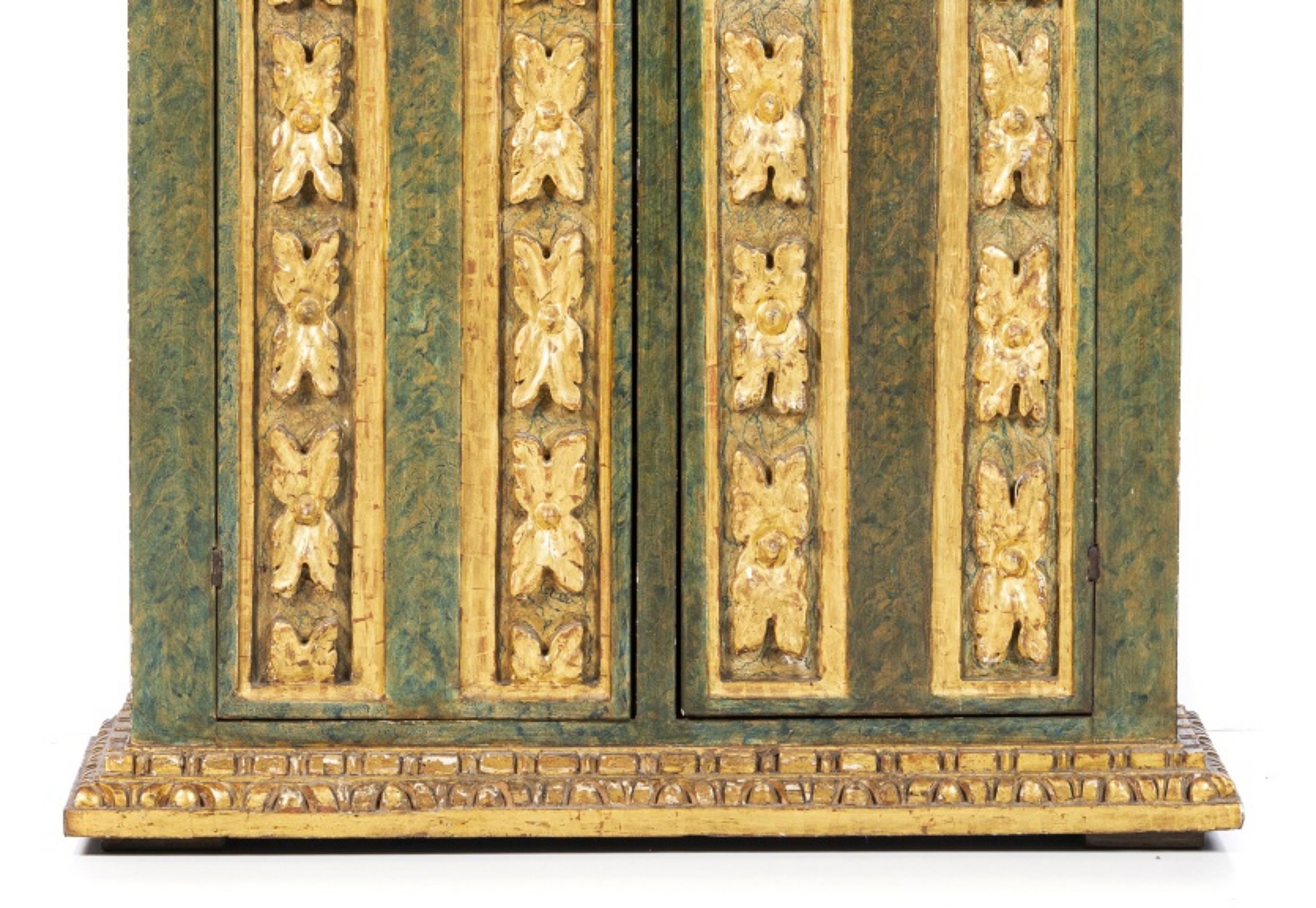 Portuguese 18th Century CUPBOARD

built with gilded and painted elements from the 19th century. XVIII. With two doors, interior with shelves.
Small defects.
Dim.: 173 x 125 x 44 cm
good conditions