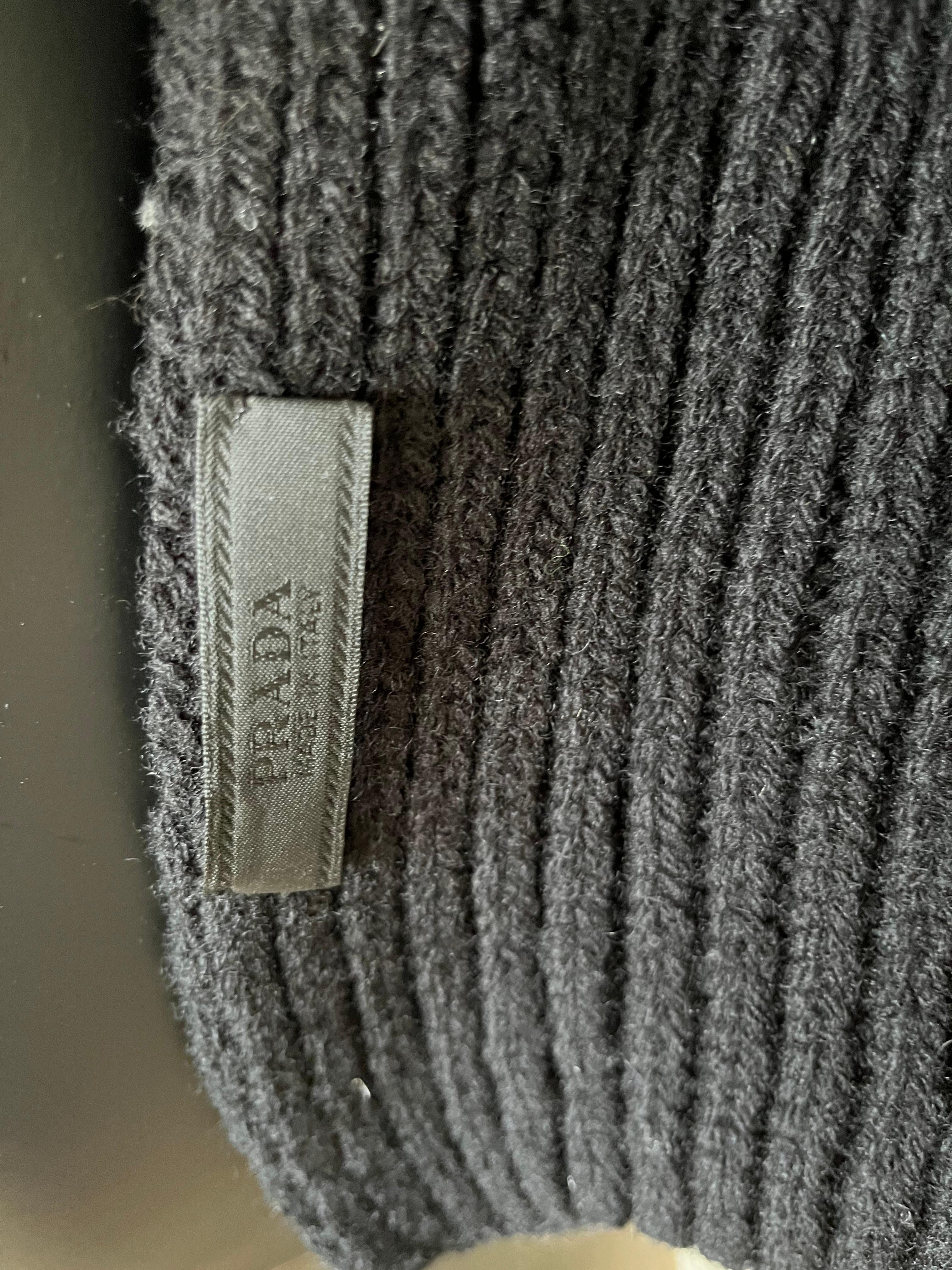 Etonnante écharpe PRADA en tricot de laine et fourrure - Genre neutre en vente 3