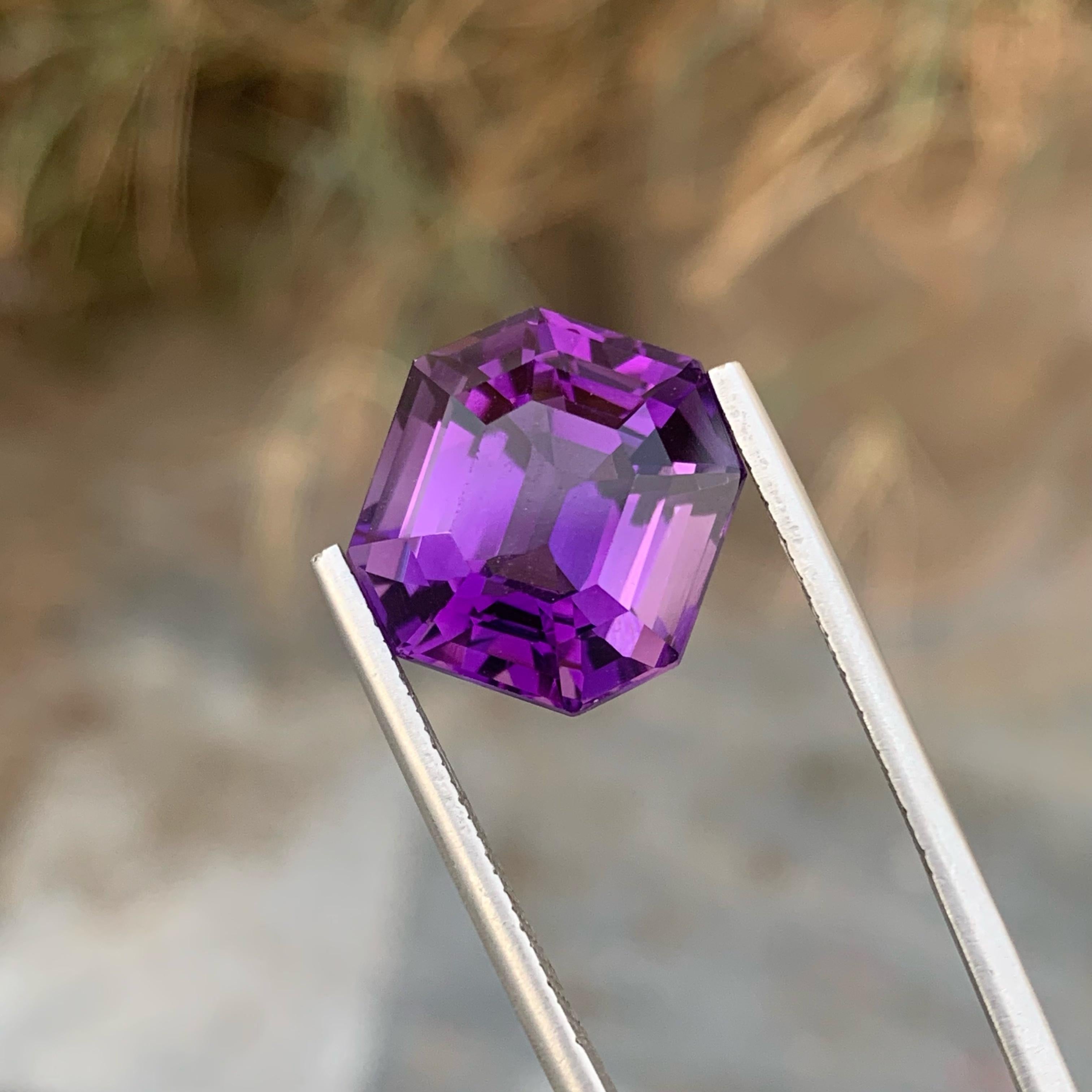 Women's or Men's Amazing Purple Amethyst 13.10 carats Emerald Cut Natural Brazilian Gemstone For Sale