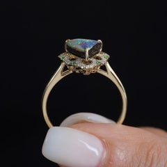 Verlobungsring aus 18 Karat Gelbgold mit erstaunlichem Regenbogenfarbenem Boulder-Opal und Diamant