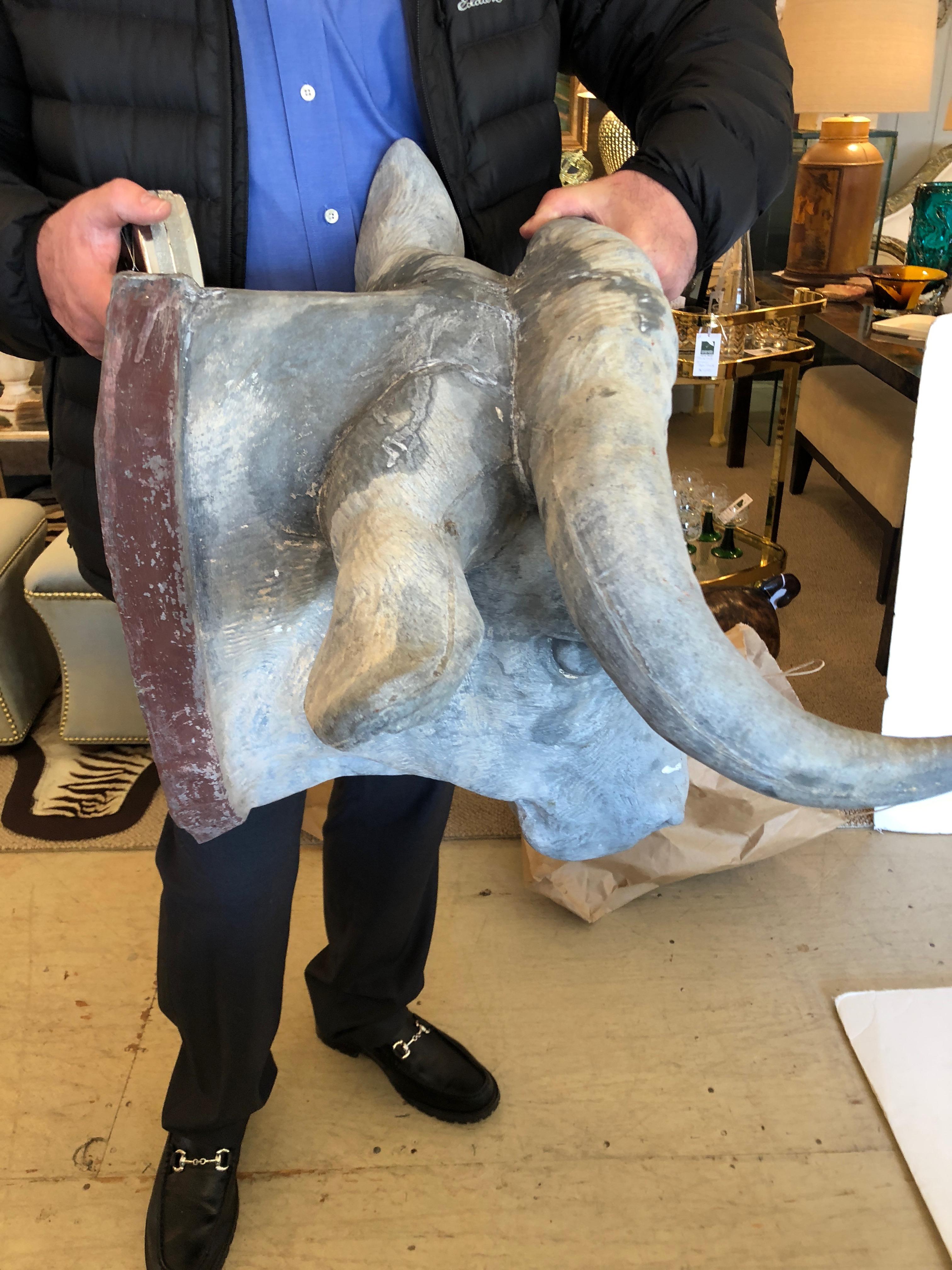 Incroyable et rare tête de taureau en zinc du 19ème siècle en vente 11