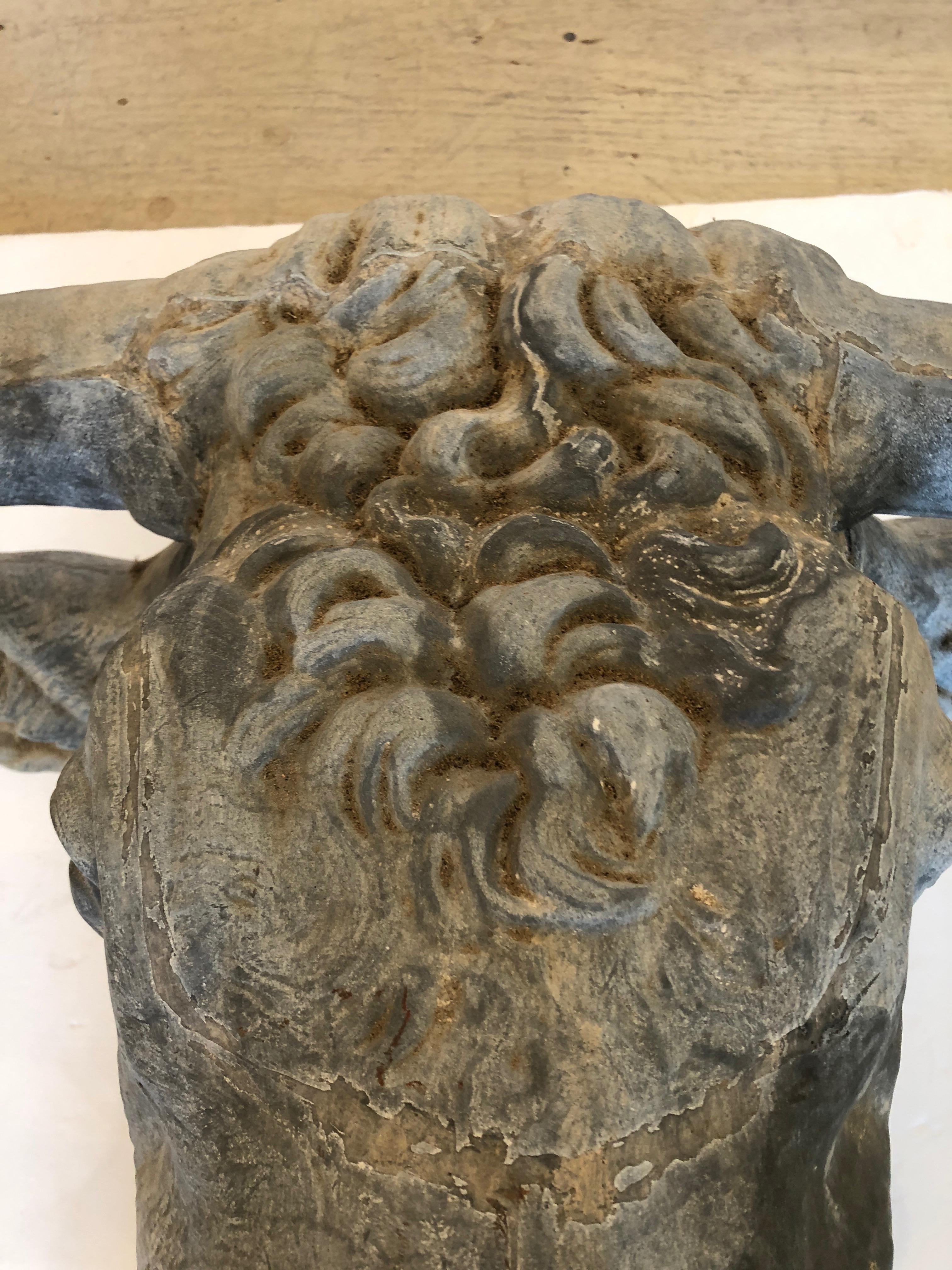 motif sculpte representant une tête de boeuf