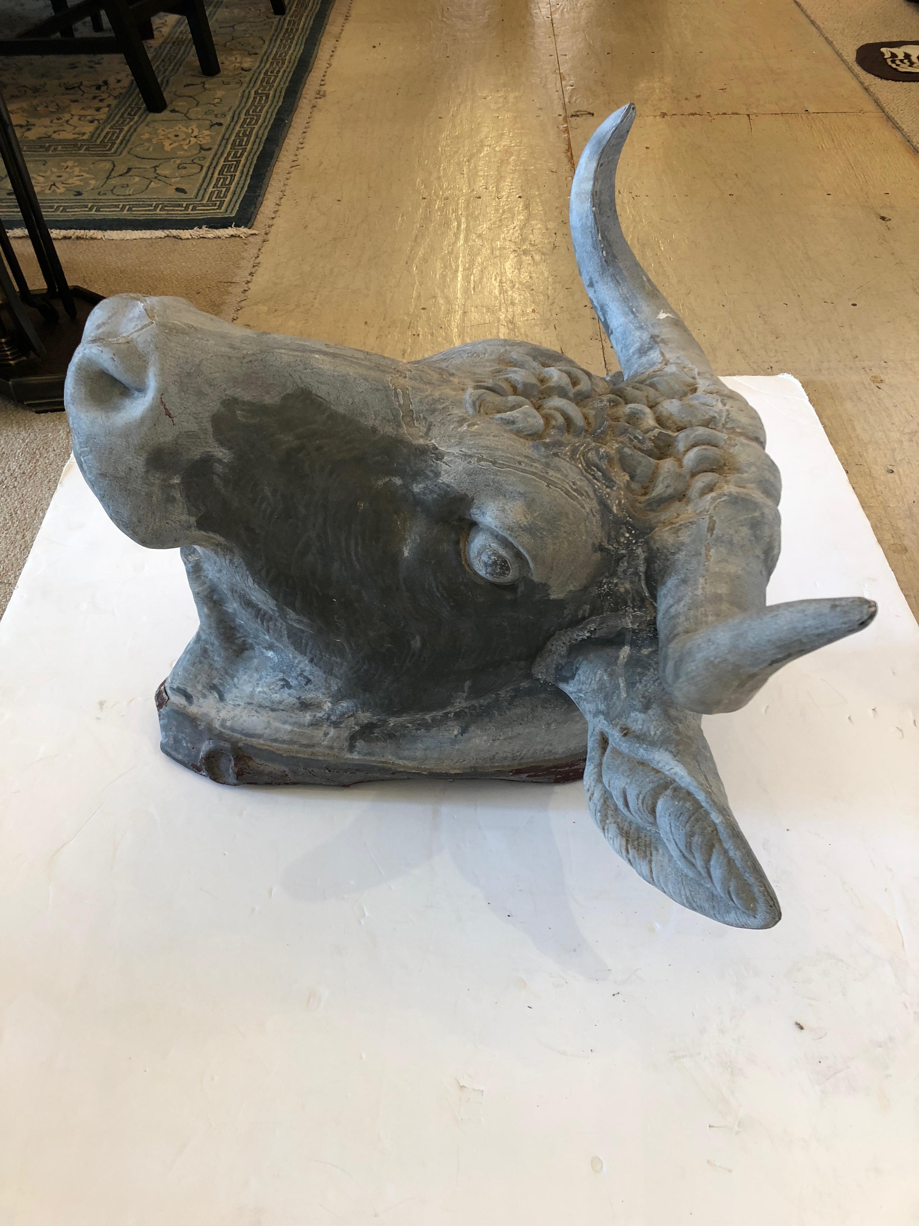 Zinc Incroyable et rare tête de taureau en zinc du 19ème siècle en vente