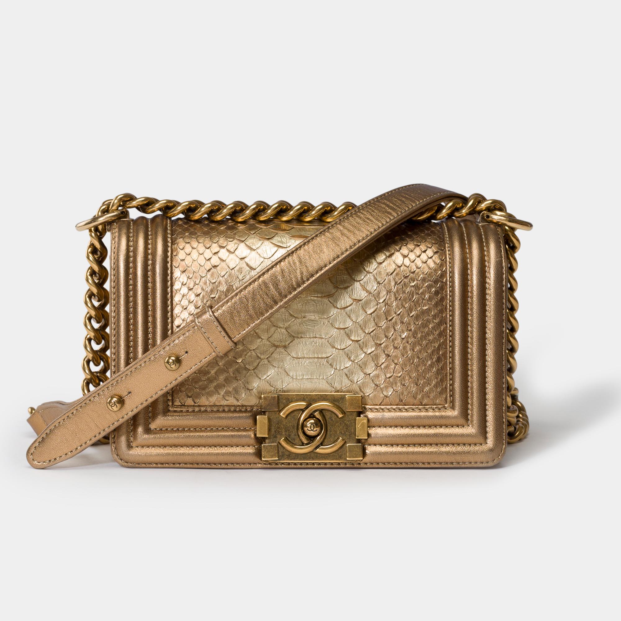 Splendid​ ​&​ ​Rare​ ​Chanel​ ​Boy​ ​Small​ ​shoulder ​bag​ ​in​ ​golden​ ​python leather ,​ ​gold​ ​metal​ ​trim,​ ​an​ ​adjustable​ ​chain​ ​handle​ ​in​ ​golden​ ​metal​ ​allowing​ ​a​ ​shoulder​ ​or​ ​crossbody​ ​carry

A​ ​gold​ ​metal​