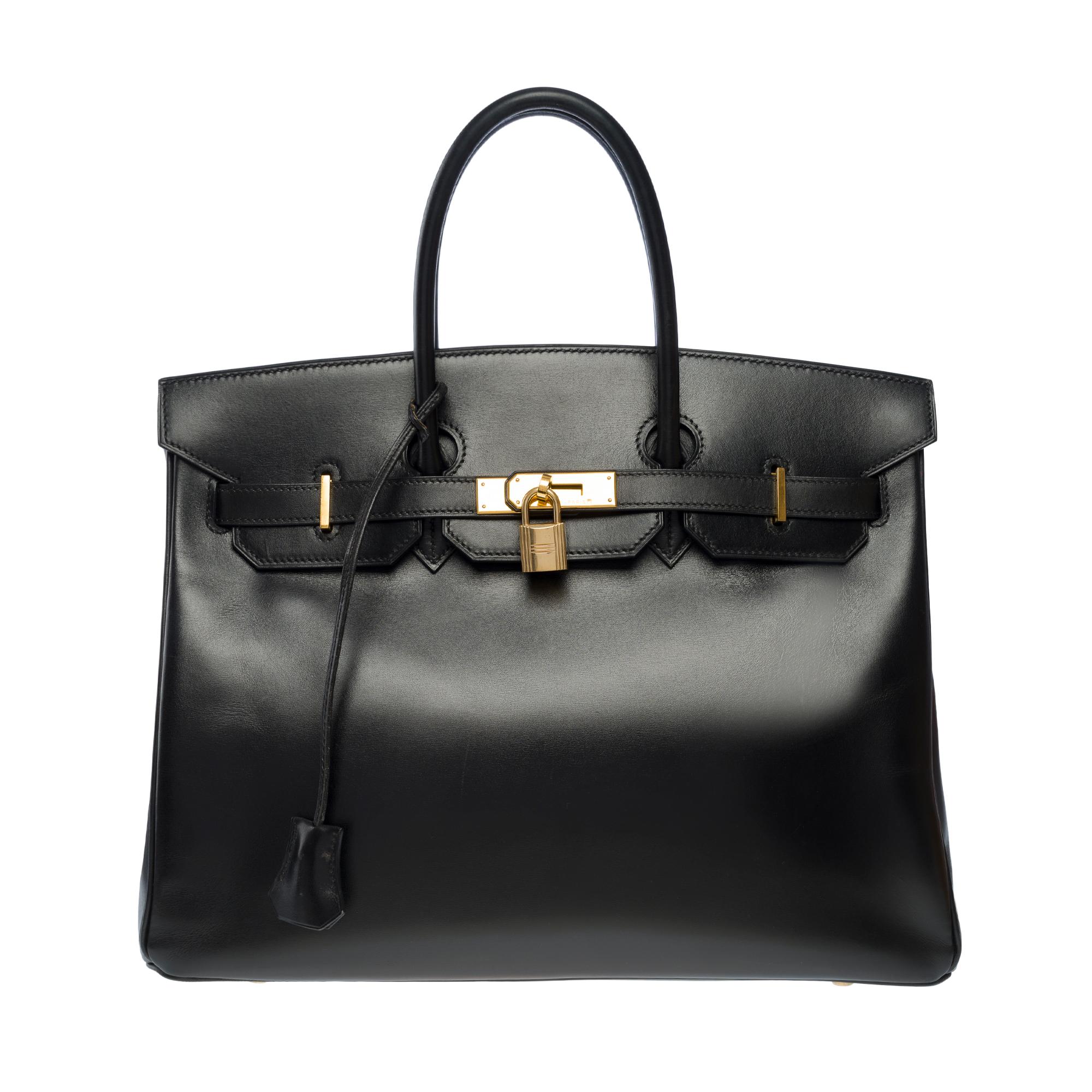 Fantastica borsa Hermes Birkin 35 in pelle di vitello nera, finiture in metallo dorato, doppio manico in pelle nera per un trasporto a mano.

Chiusura con patta
Fodera in pelle nera, una tasca con cerniera e una tasca applicata
Firma: 