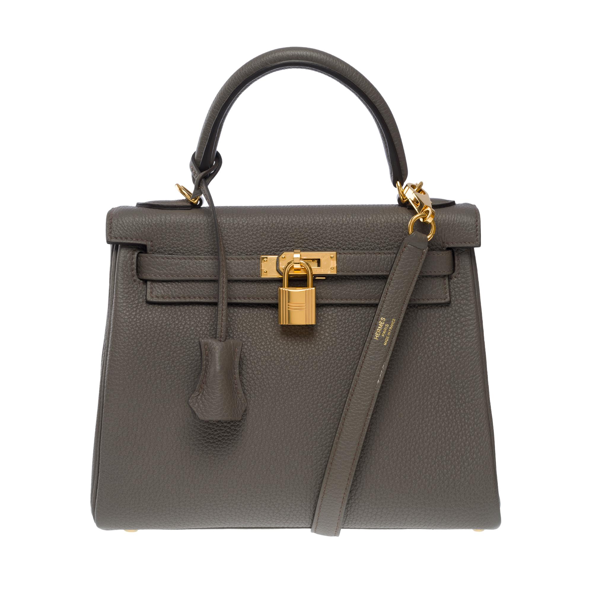 Amazing Hermes Kelly 25 retourne handbag strap in Togo grey Etain leather , gold plated metal hardware, simple handle in togo etain leather, a removable shoulder strap in togo grey etain leather for a hand or shoulder carry

Flap closure
Inner