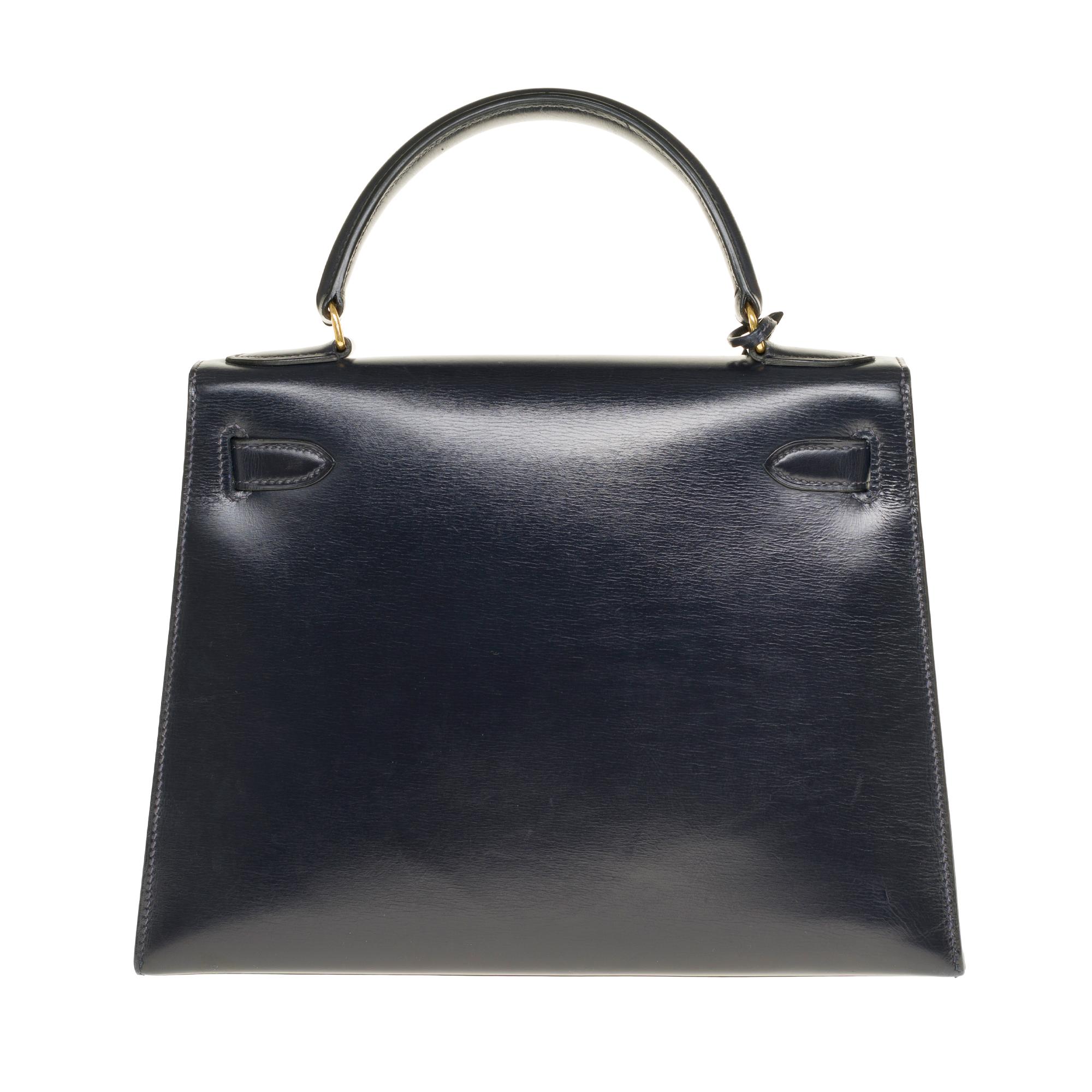 Splendid Hermes Kelly 30 handbag in navy calfskin leather, gold plated metal trim, simple handle in navy calf leather, shoulder strap handle (not signed) in navy calf allowing a hand or shoulder strap.

Closure by flap.
Lining in navy leather, a