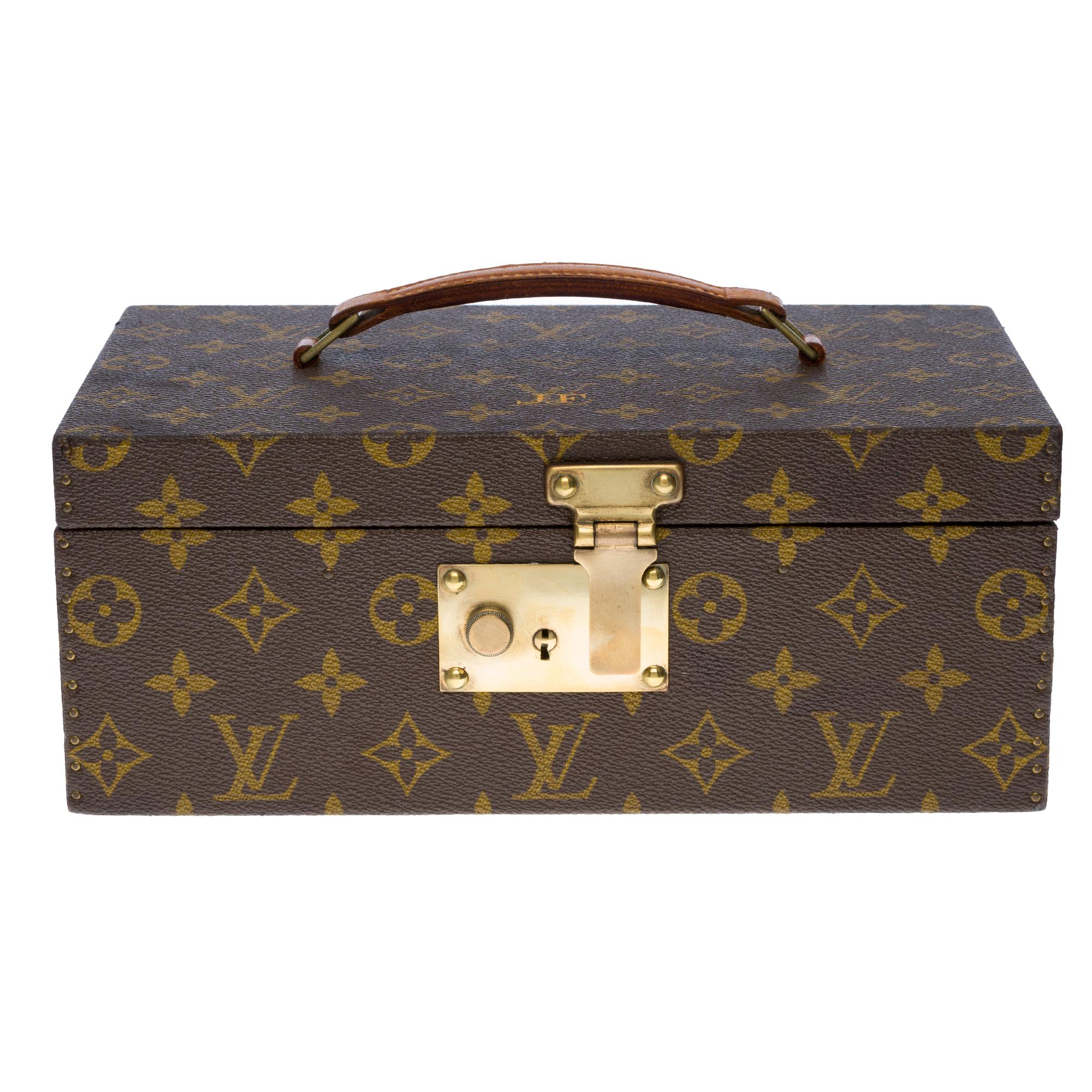 Beautiful decorative and collectible object:

Louis VUITTON n°899847 Monogram canvas box 