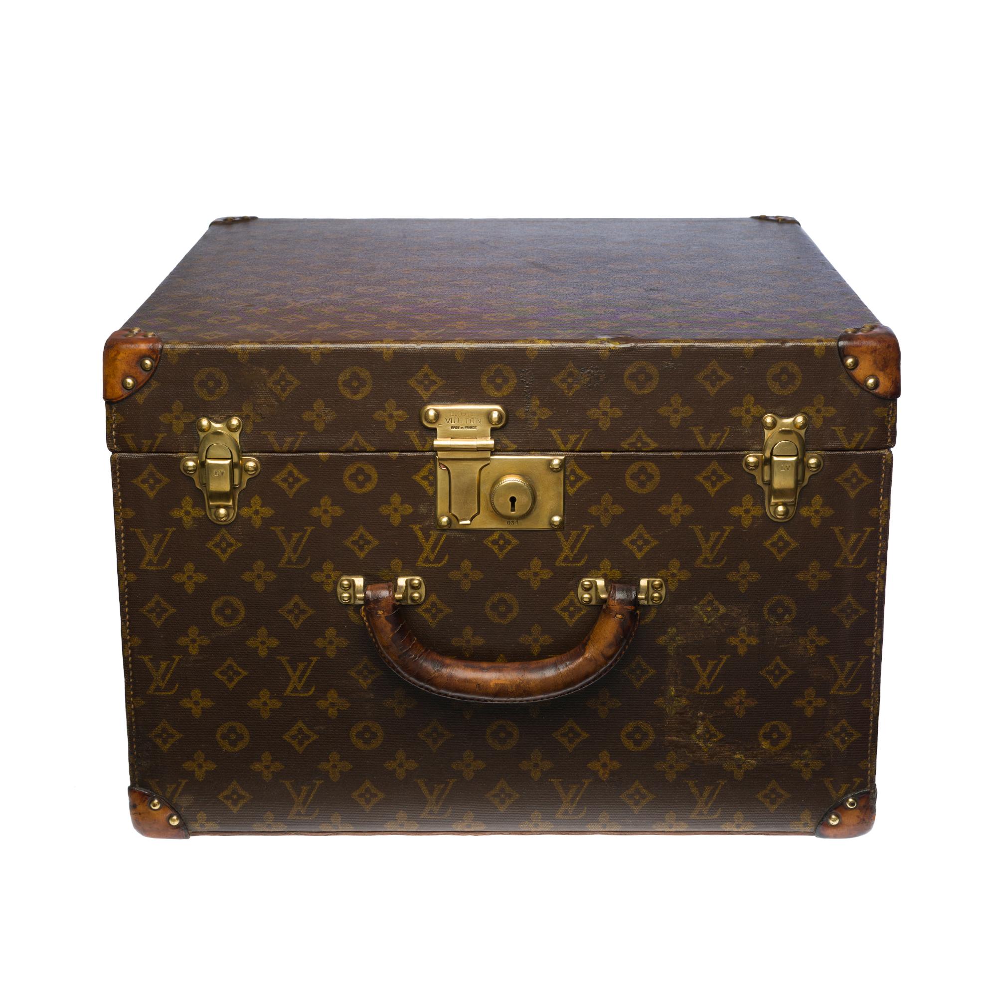Louis Vuitton hat Trunk in Monogram stencil canvas
Leather trim
Solid Brass Jewelry
Beige interior (reclined)
Original leather handle
Nails marked LV
Signature: Louis Vuitton champs-Elysées