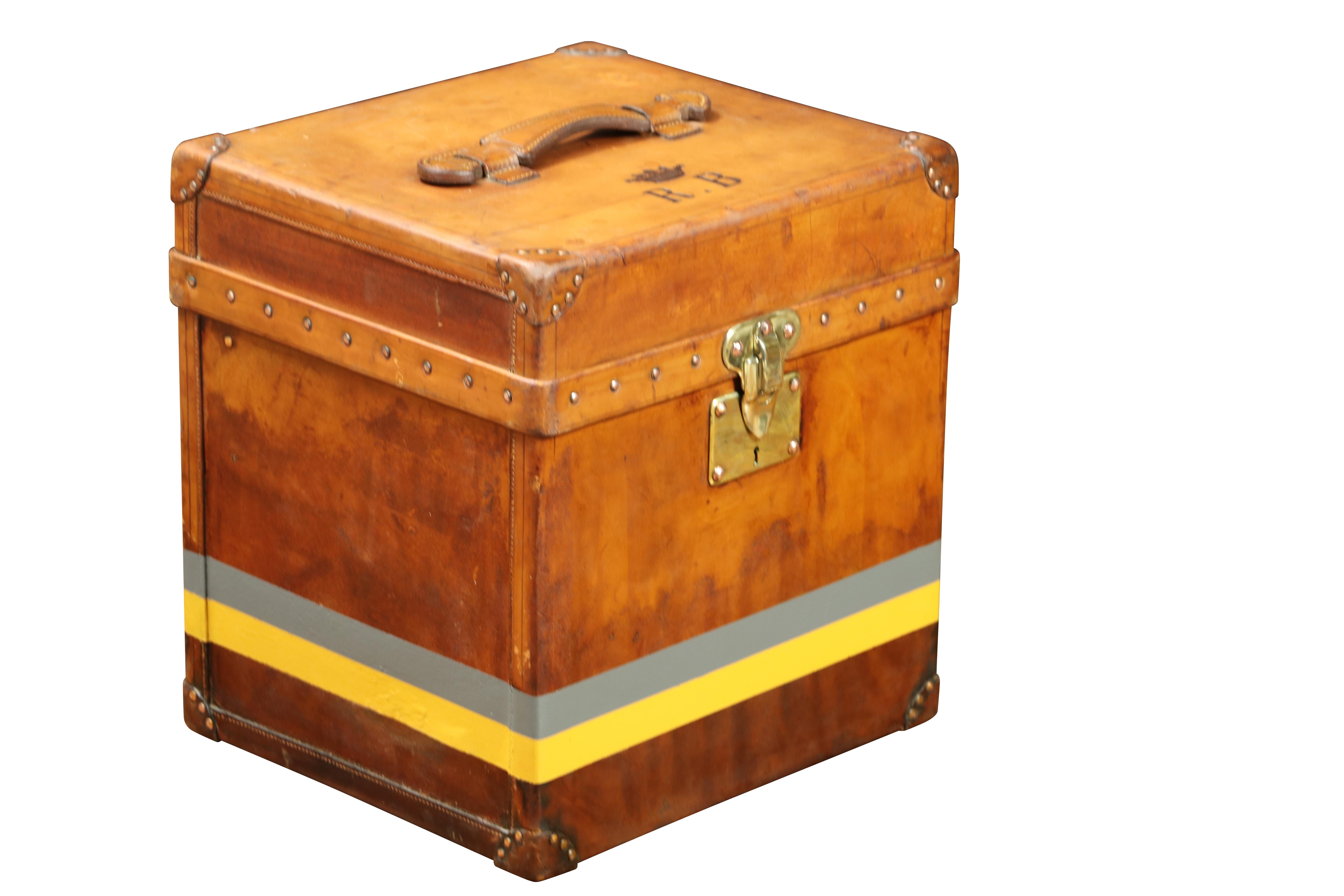 LOUIS VUITTON

Rare Trunk with hat man in natural leather with monogram R.B and crown, leather handle.

• Its jewellery is made of solid brass (lock and nails). Lock no. 028048.
• The structure is made of poplar wood, covered with natural leather.