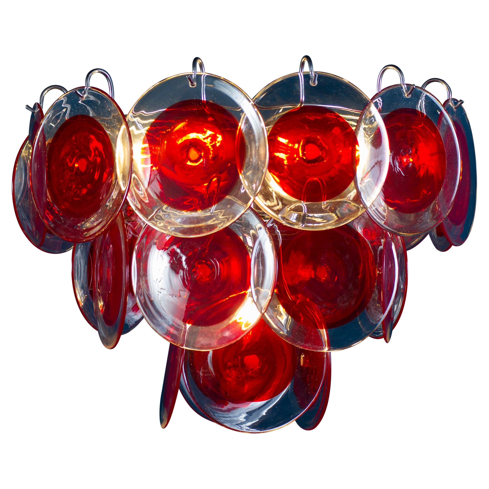 Les 24 disques rouges en verre précieux de Murano sont disposés sur trois niveaux. 
Neuf ampoules E 14. Hauteur sans chaîne 40 cm.
Le prix est pour 1 article.