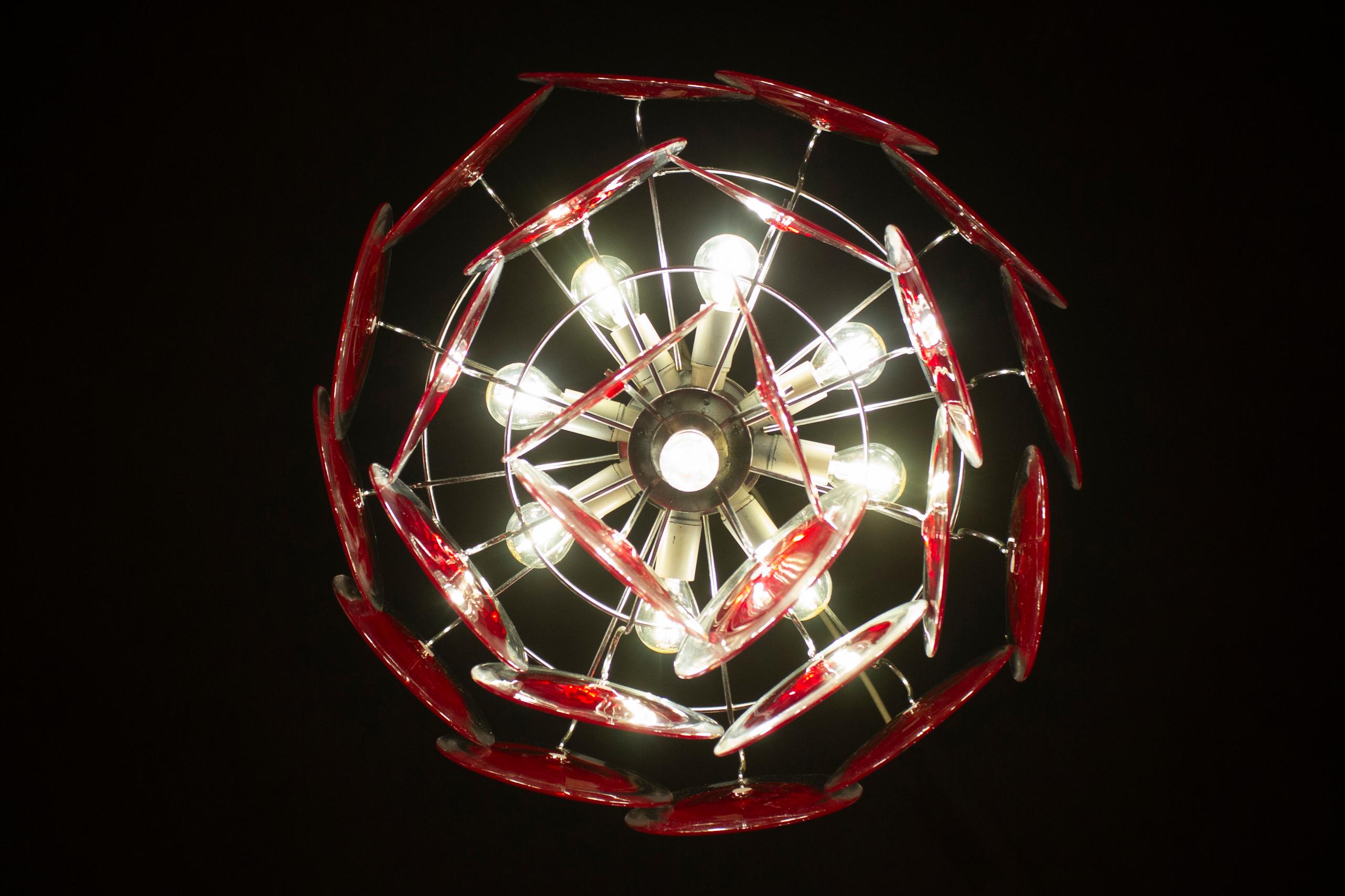 XXIe siècle et contemporain Magnifique lustre à disques rouges en verre de Murano en vente