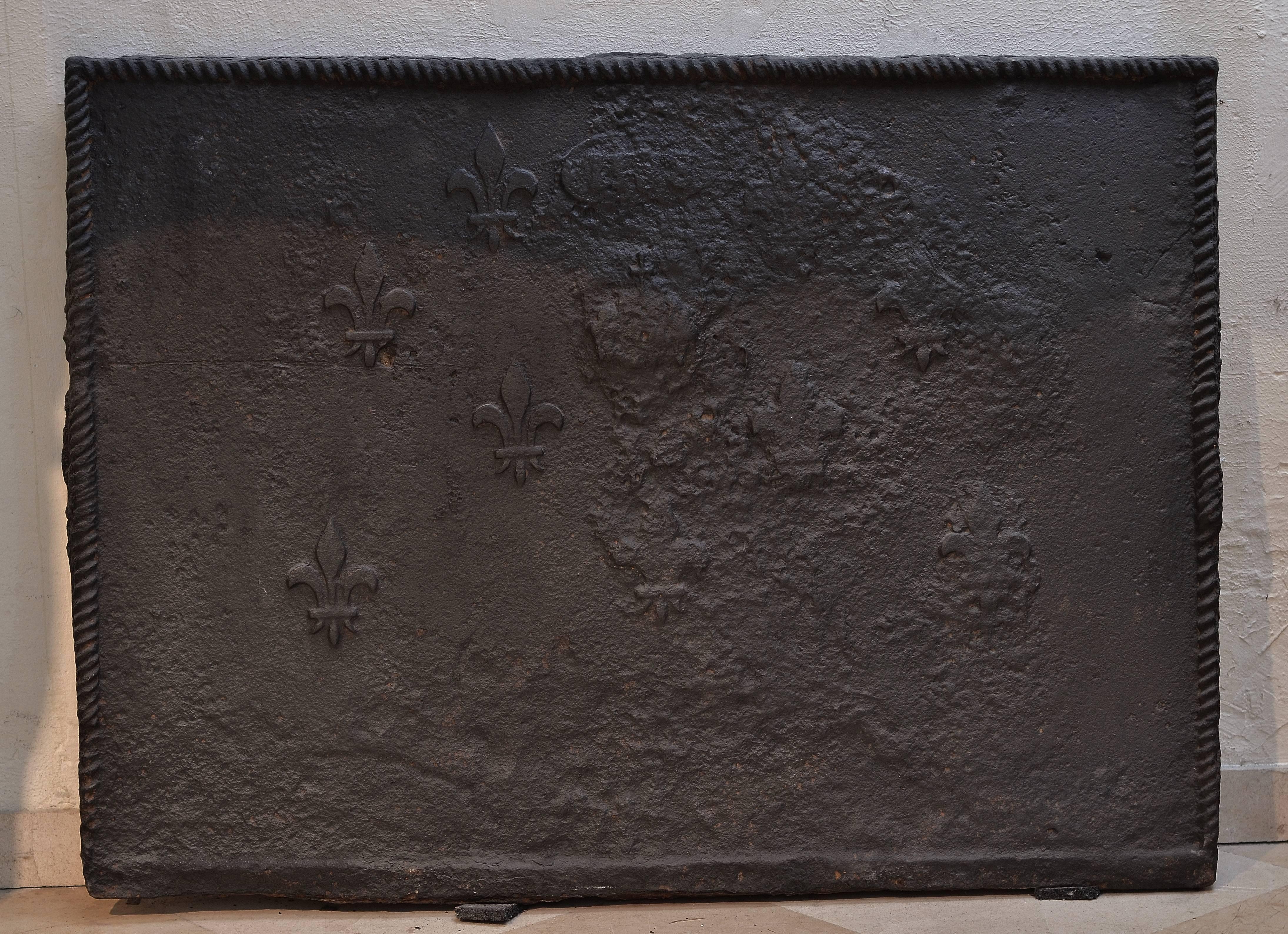 Beautiful rough cast iron antique fireback from the 18th century.
The with rope decorated edges are at some point 2 inch (5 cm) think.
From the original 9 