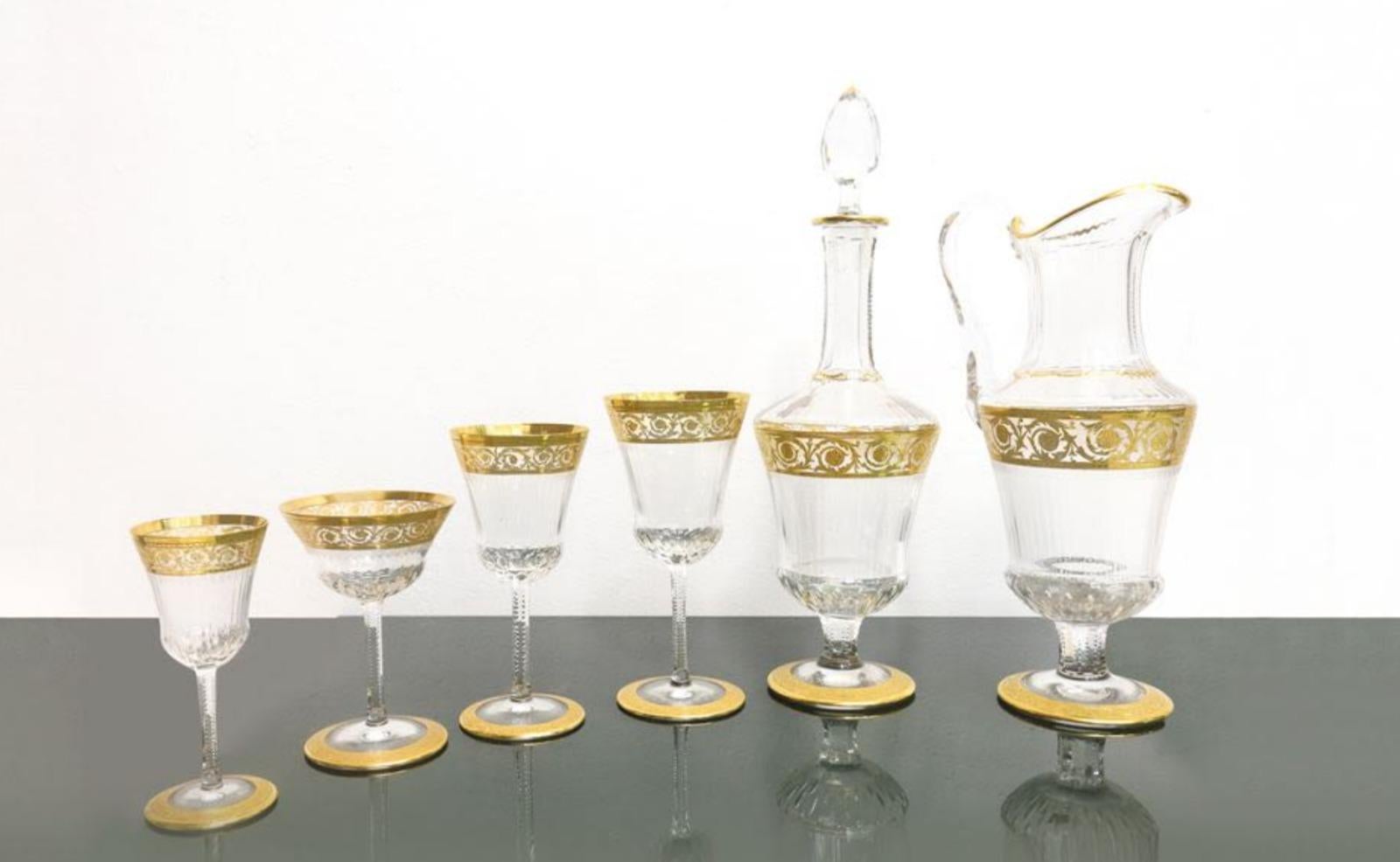 Amazing Saint Louis (Francia, 1586) - Set of 48 glasses and bottles, 'THISTLE GOLD' 
decoration, 20th century
12 water glasses,
12 wine glasses, 
12 goblets, 
12 liqueur, 
2 carafes and 2 wine bottles
very good condition
Total: 50 pieces 
