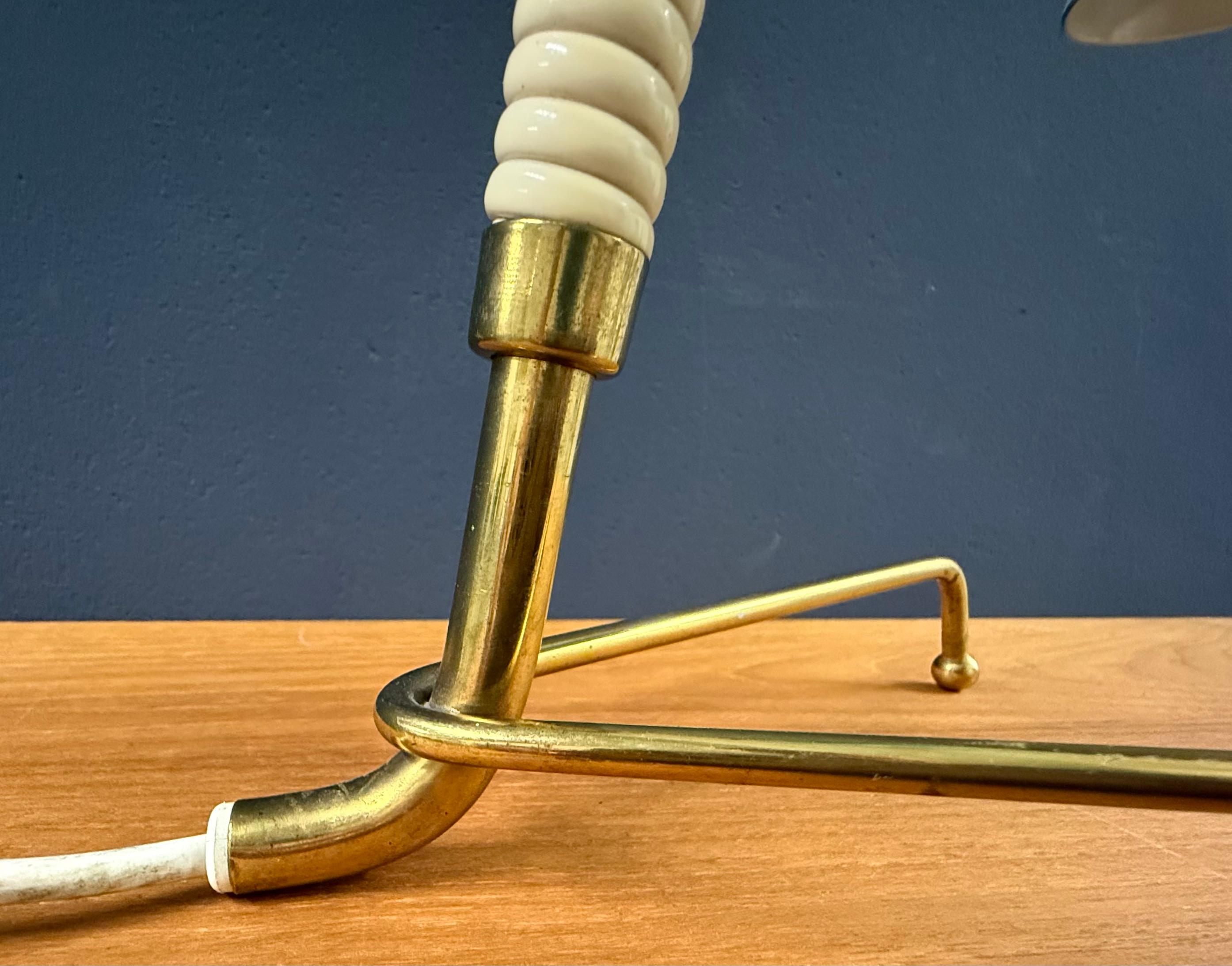 erstaunliche skandinavische Tischlampe (Mitte des 20. Jahrhunderts) im Angebot