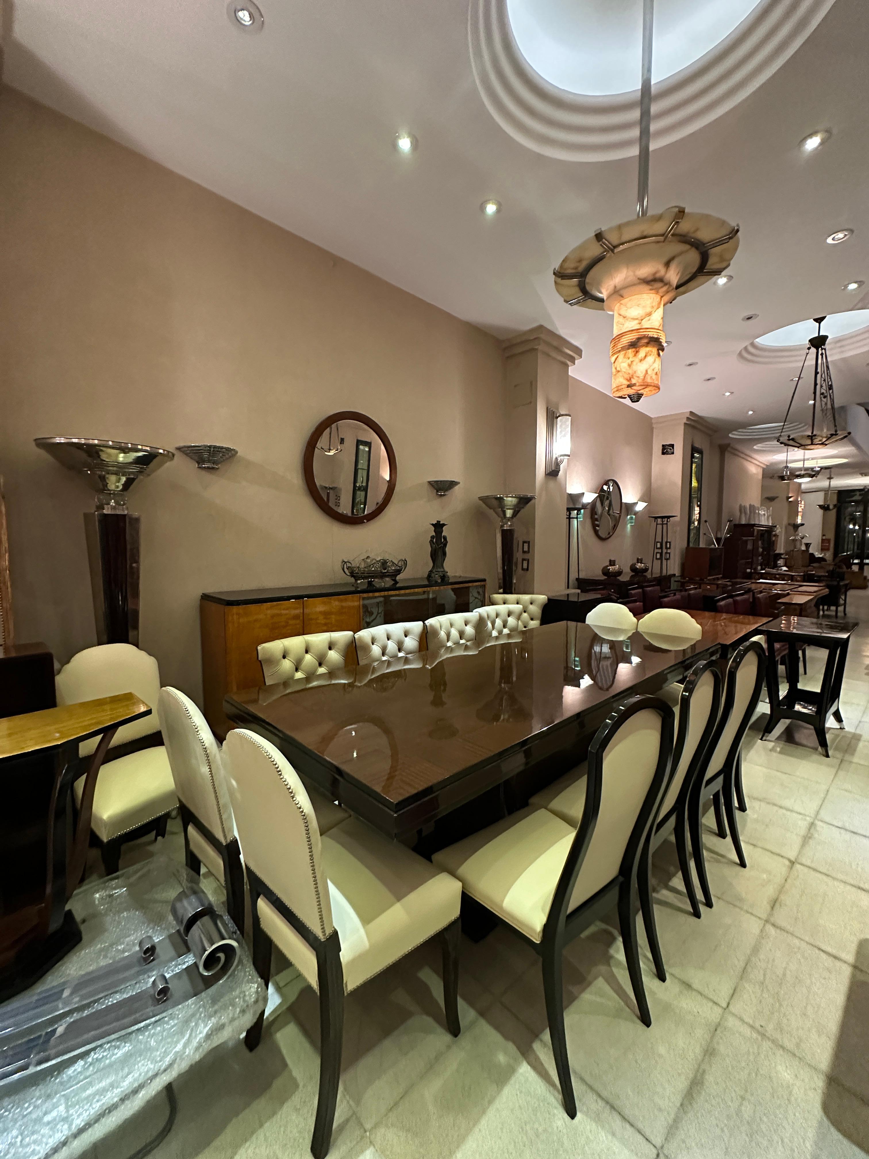Außergewöhnliches Set aus 12 Stühlen, Art déco, Maison Jansen zugeschrieben in Leder, 1920 im Angebot 8
