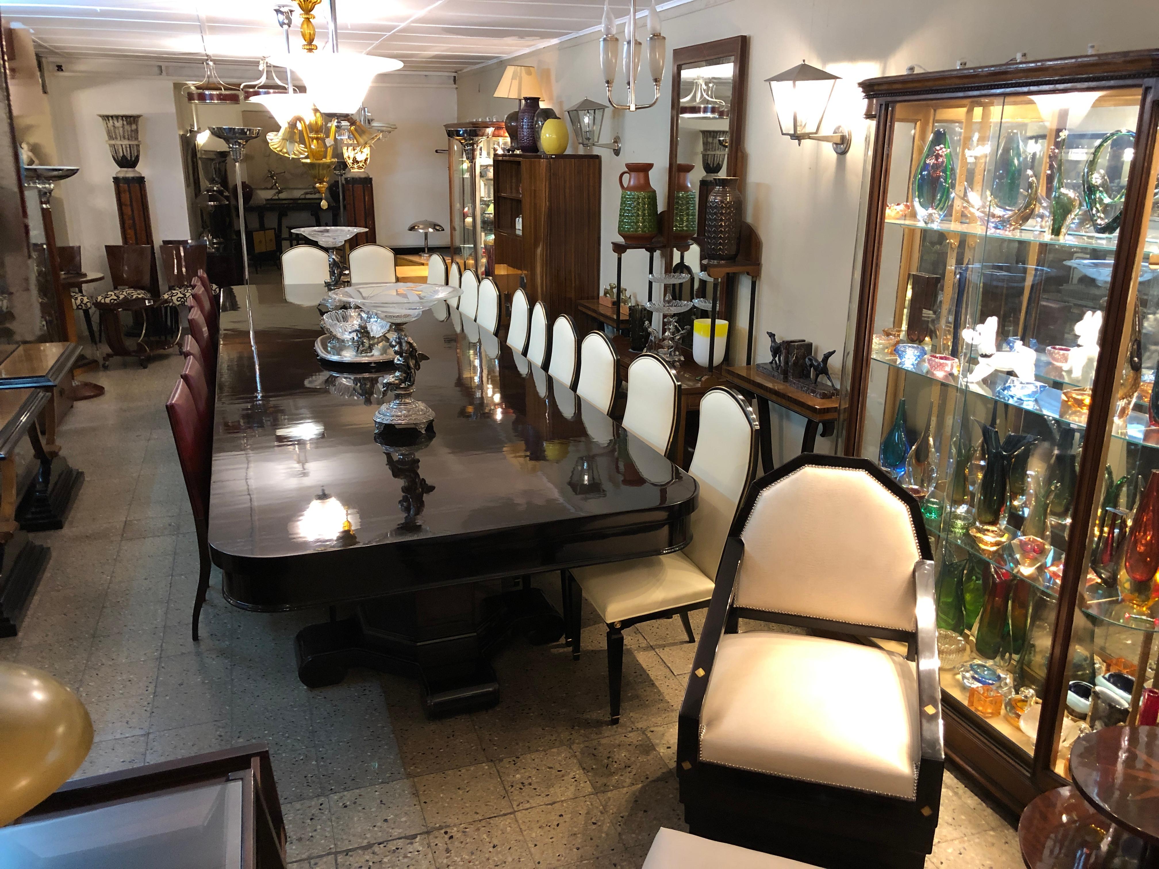 Außergewöhnliches Set aus 12 Stühlen, Art déco, Maison Jansen zugeschrieben in Leder, 1920 im Angebot 14