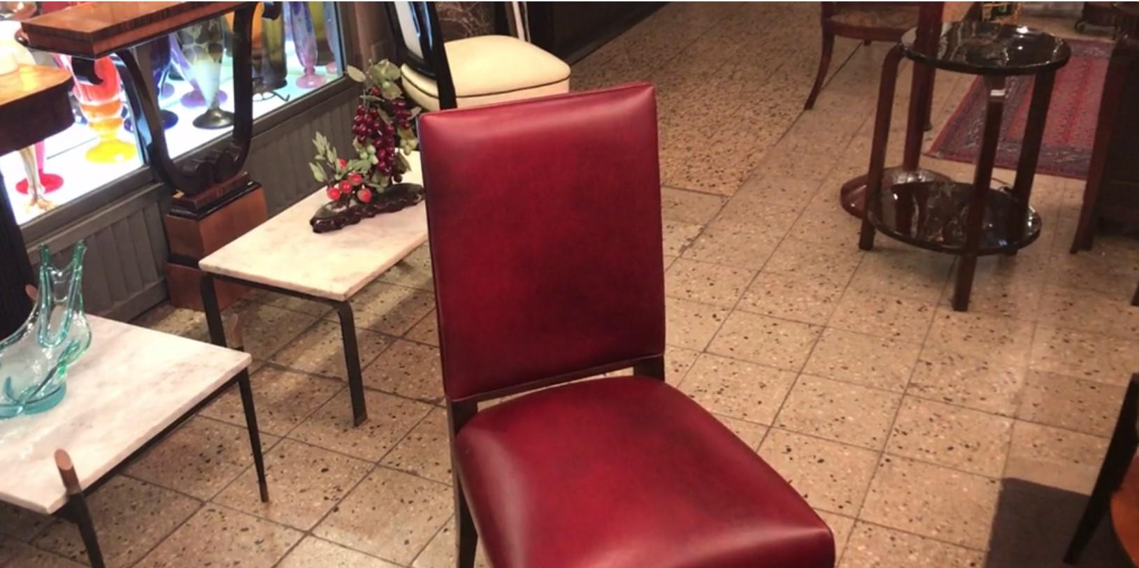 Incroyable ensemble de 12 chaises Art Déco 1920 Matériaux : Bois et cuir Bon état - En vente à Ciudad Autónoma Buenos Aires, C
