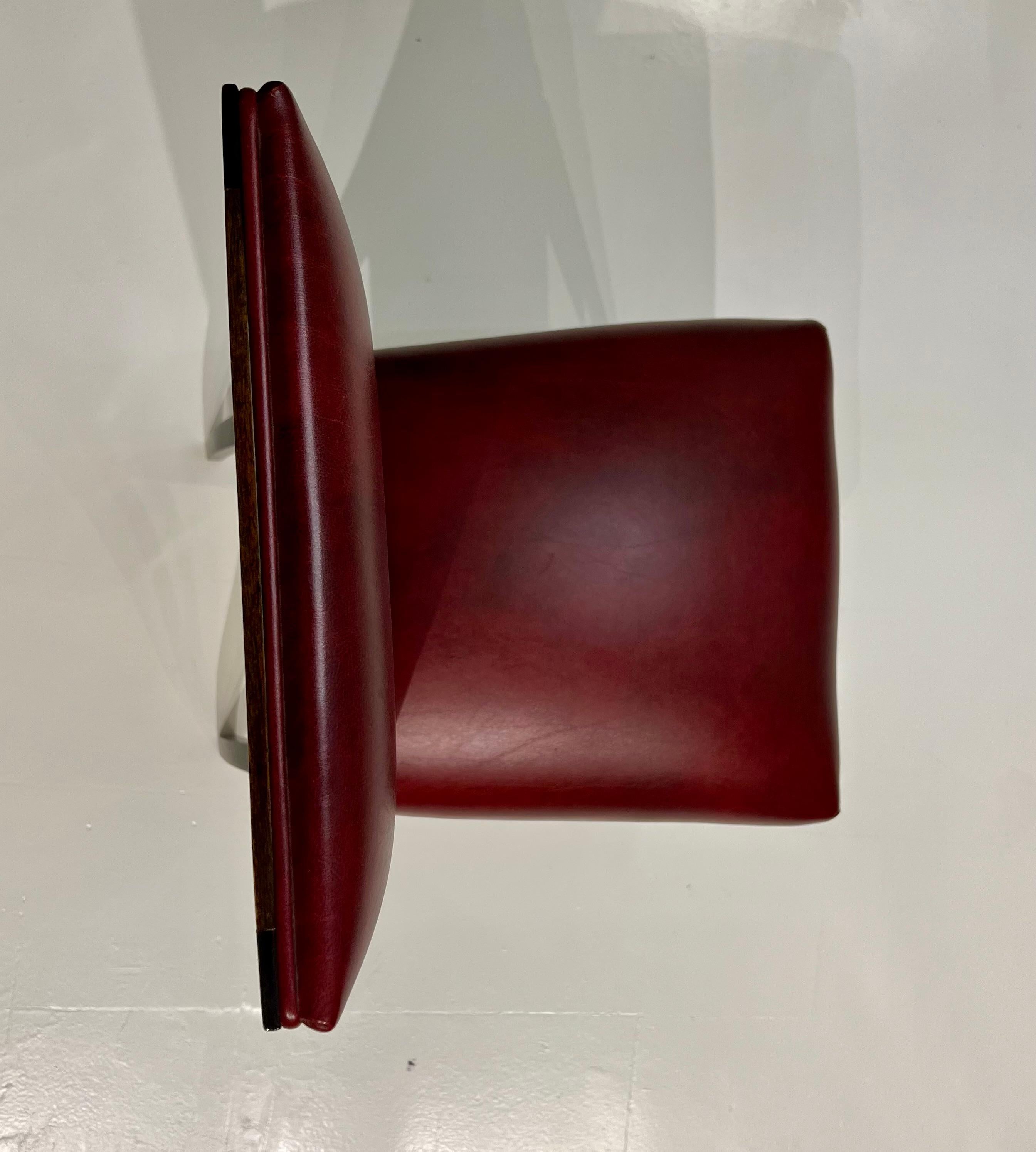 Incroyable ensemble de 12 chaises Art Déco 1920 Matériaux : Bois et cuir en vente 6