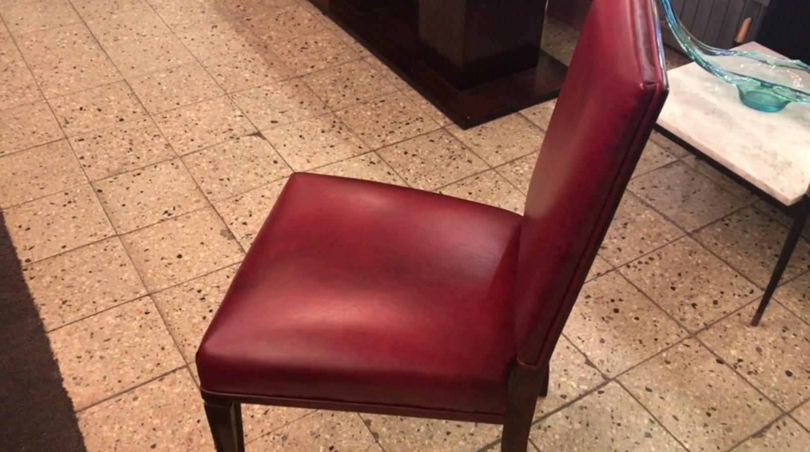 Français Incroyable ensemble de 12 chaises Art Déco 1920 Matériaux : Bois et cuir en vente