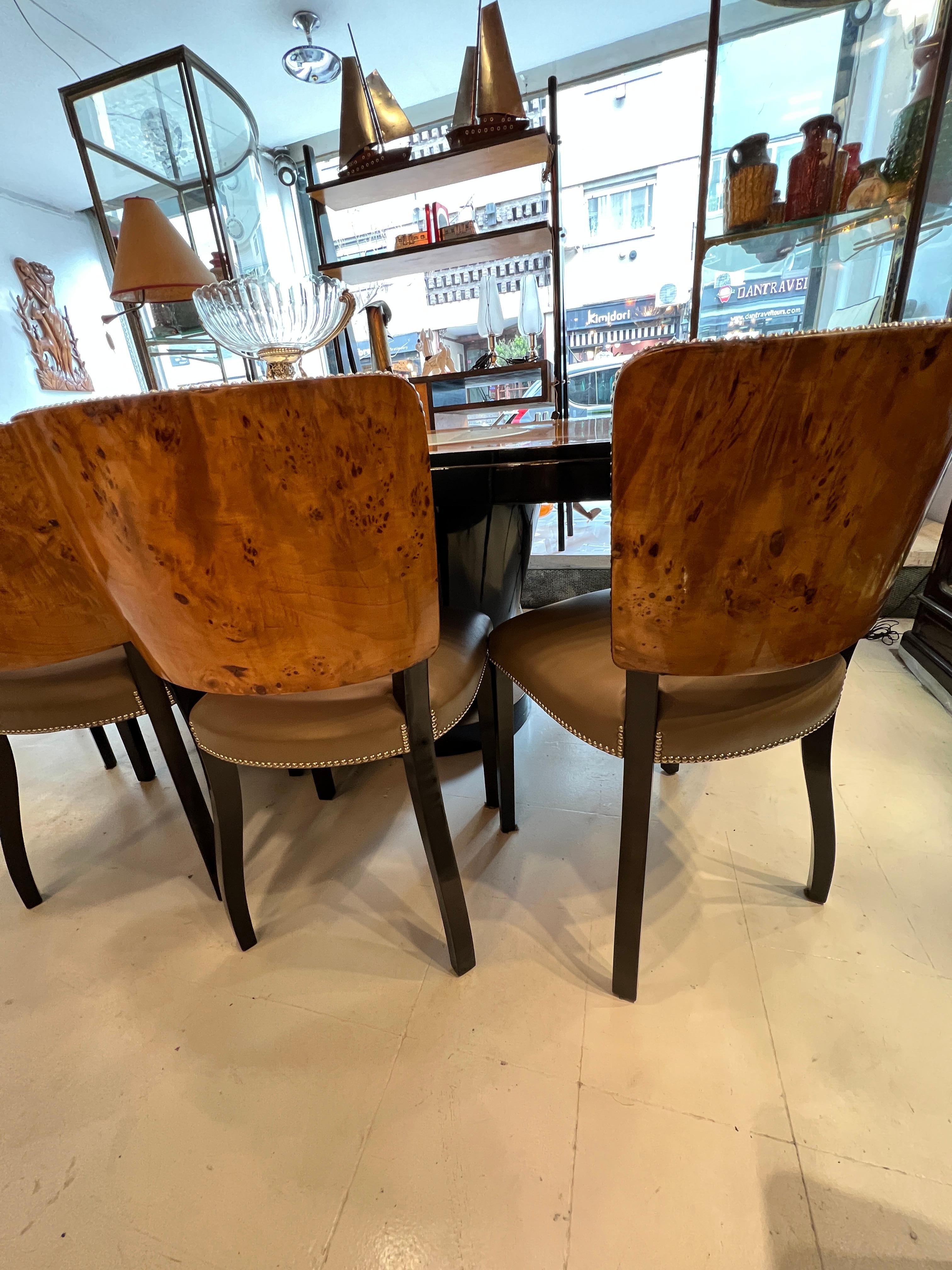 Incroyable ensemble de 12 chaises Art Déco en cuir et bois, France, 1930 en vente 6