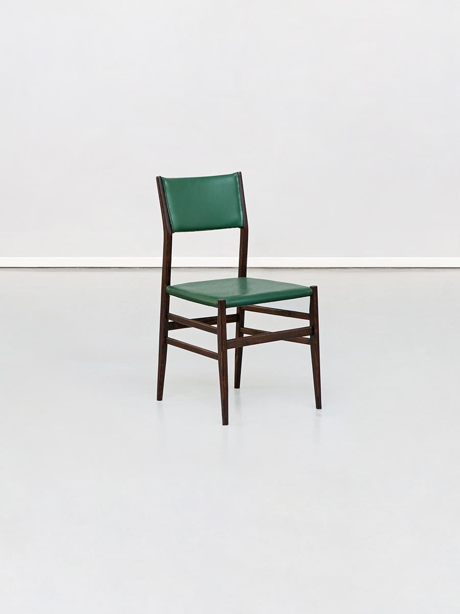 Set of 6 Green and Palissander Leggera Chairs by Gio Ponti Cassina 1950
Exclusive set of 6 Gio Ponti Leggera chairs, with upholstered seat in green leatherette and dark lacquered beech wood frame, made in Italy in the sixties. Completely restored in