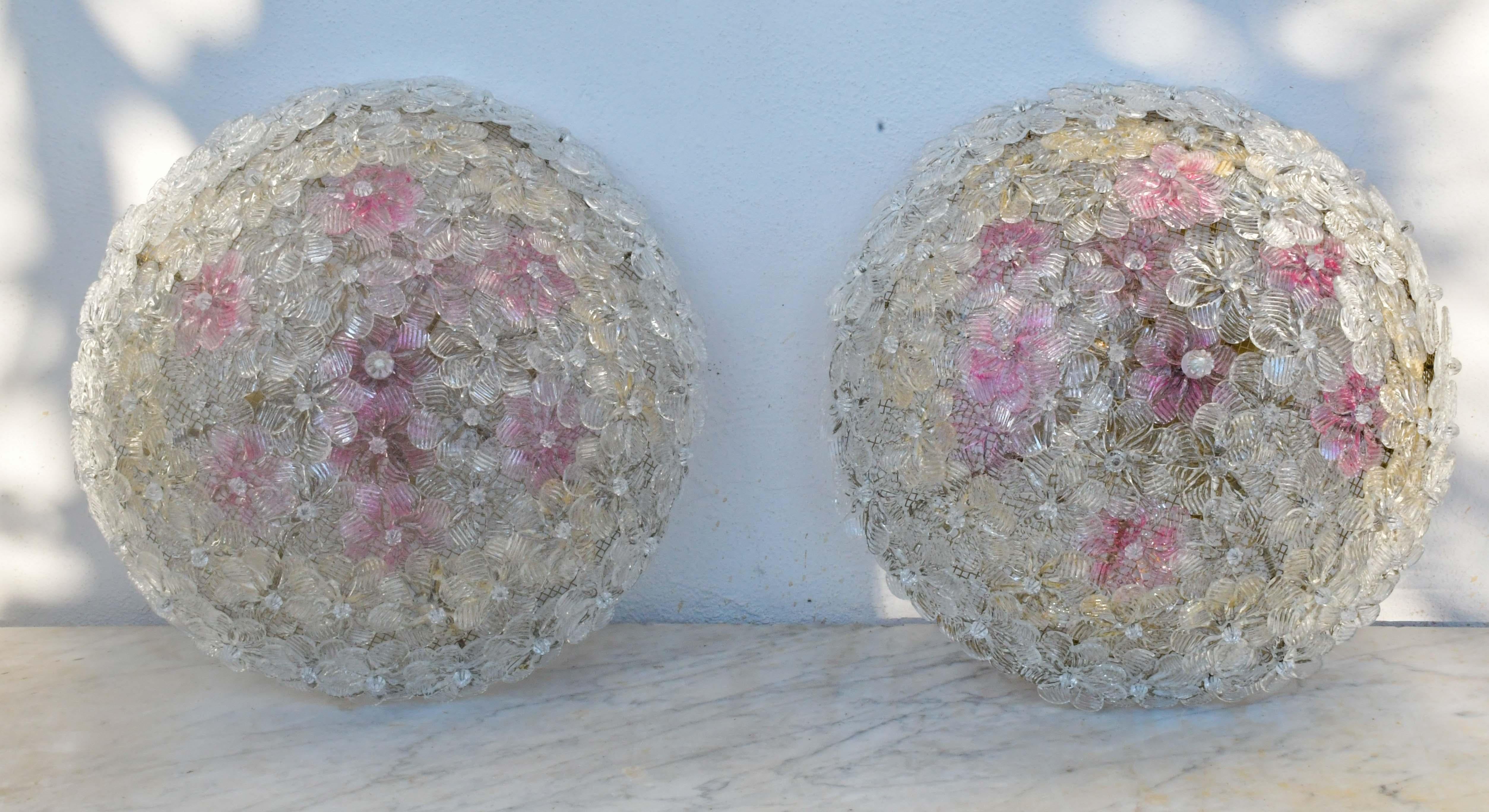 Wonderful set of 2 pretty four-light ceiling lamp with Murano glass flowers, made by Seguso for Venini, Italy, 1960s.
Metal ceiling basket with overlapping flowers made of hand-blown Murano glass in gold and transparent color with gold inclusions,