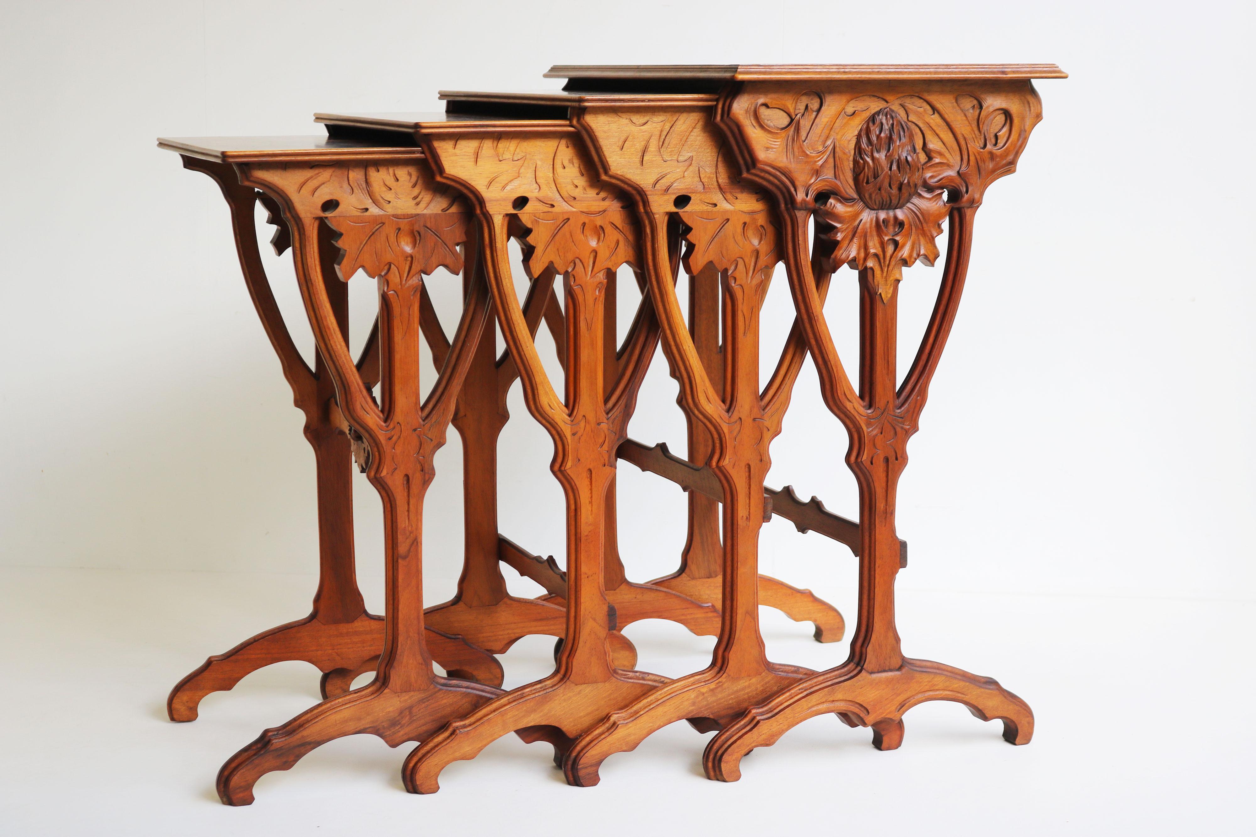 Sculpté à la main Superbe ensemble de tables gigognes Art Nouveau d'Emile Galle ''Chardon'' 1905 Noyer en vente