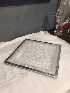 Incredibile vassoio da portata in lucite trasparente A Space Age con bordi in metallo cromato
