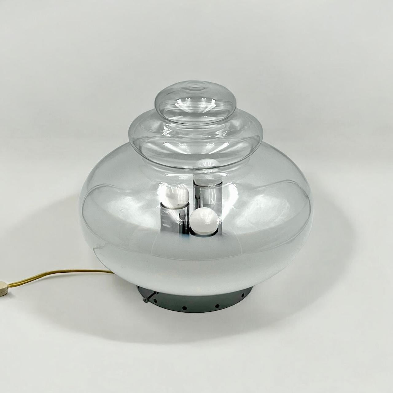 Außergewöhnliche Space Age 'UFO' fliegende Untertasse-Tischlampe aus Glas und Metall, Italien 1960er Jahre (Italienisch) im Angebot