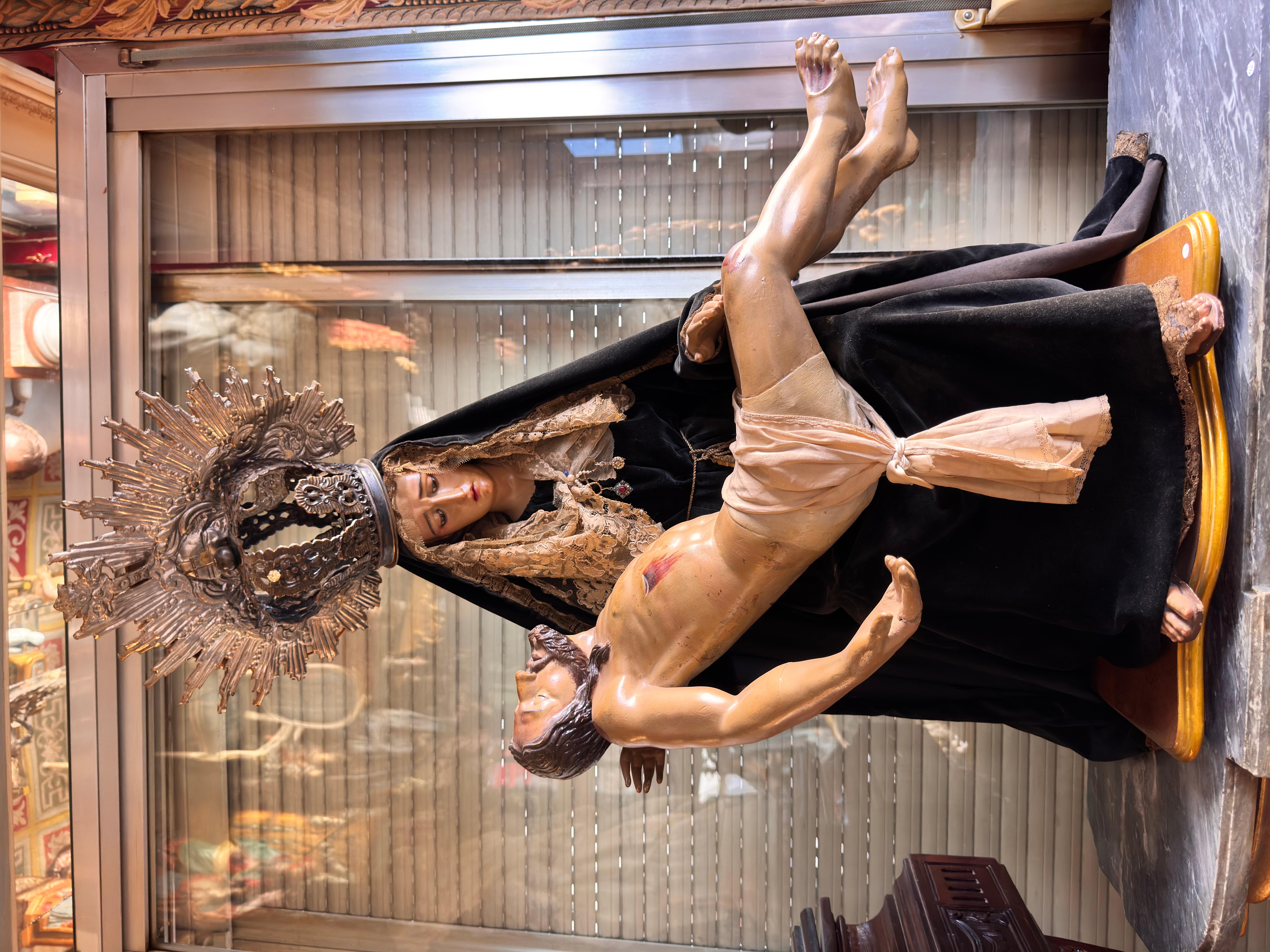 Incredibile Pietà barocca spagnola in legno policromo con corona d'argento, XVIII secolo

Impressionante Pietà spagnola di grande formato, scolpita in legno e policromata, databile alla fine del XVIII secolo. La Vergine Addolorata, con un volto