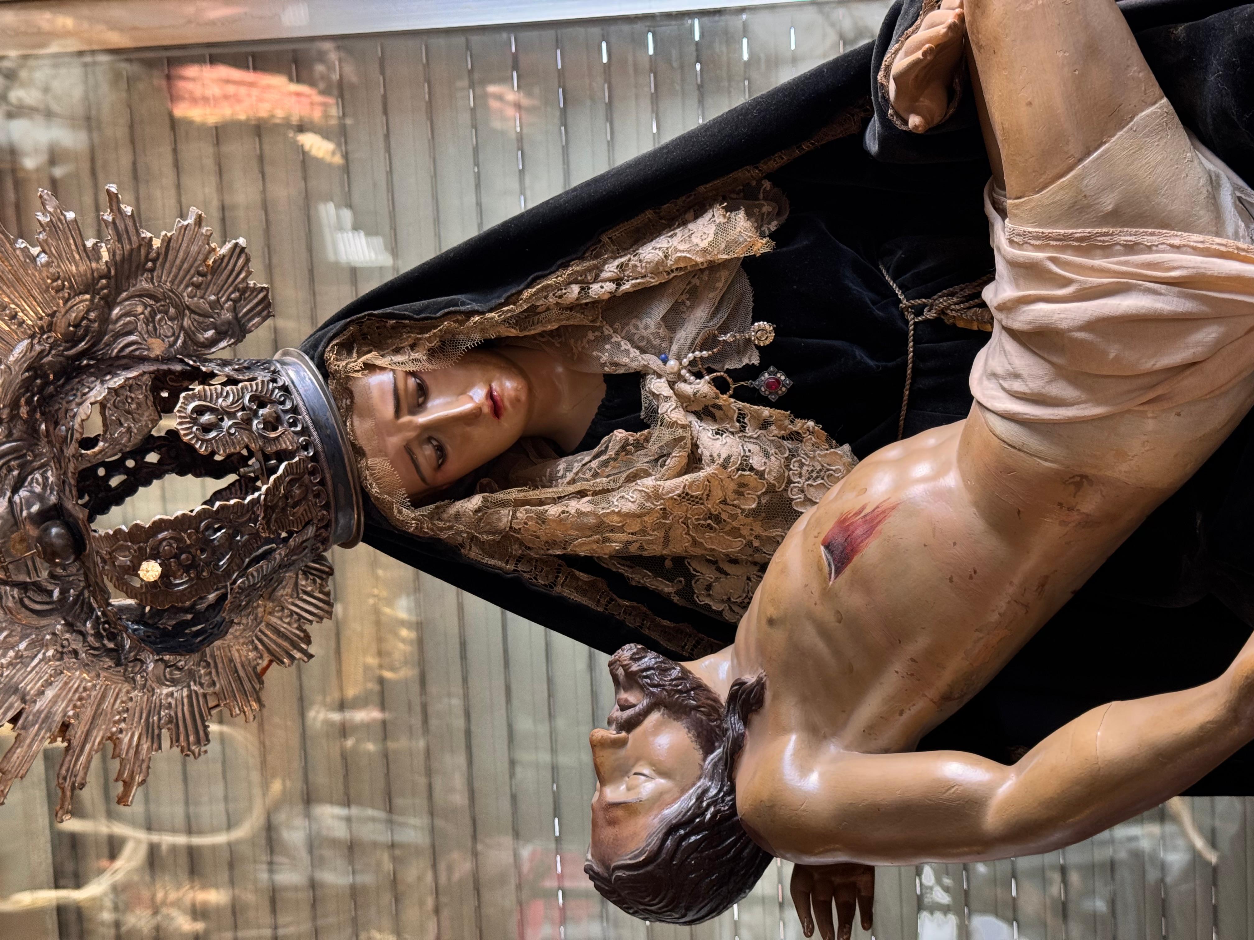 Barocco Incredibile Pietà barocca spagnola in legno policromo con corona d'argento, XVIII secolo in vendita