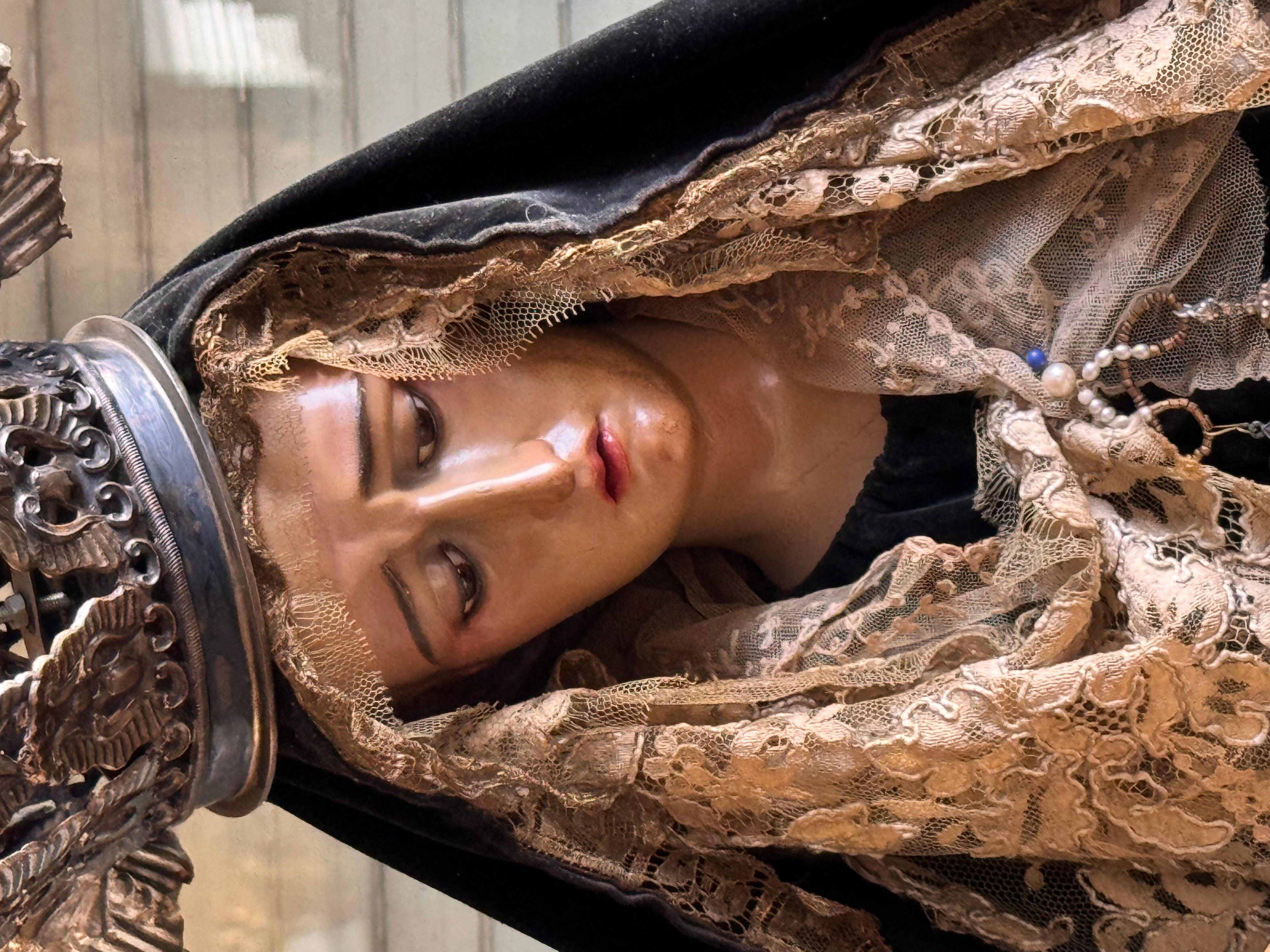 Spagnolo Incredibile Pietà barocca spagnola in legno policromo con corona d'argento, XVIII secolo in vendita