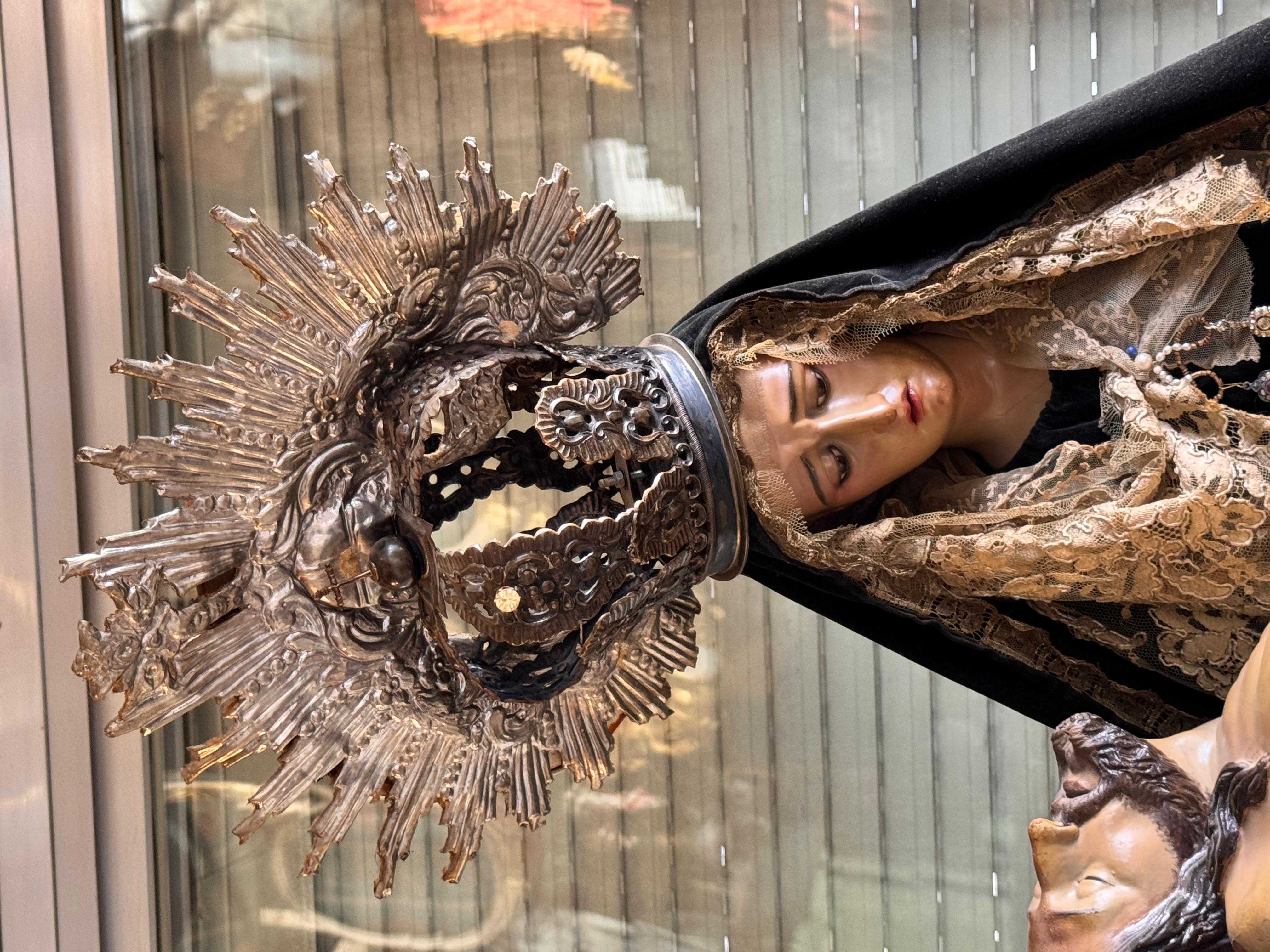 Fatto a mano Incredibile Pietà barocca spagnola in legno policromo con corona d'argento, XVIII secolo in vendita