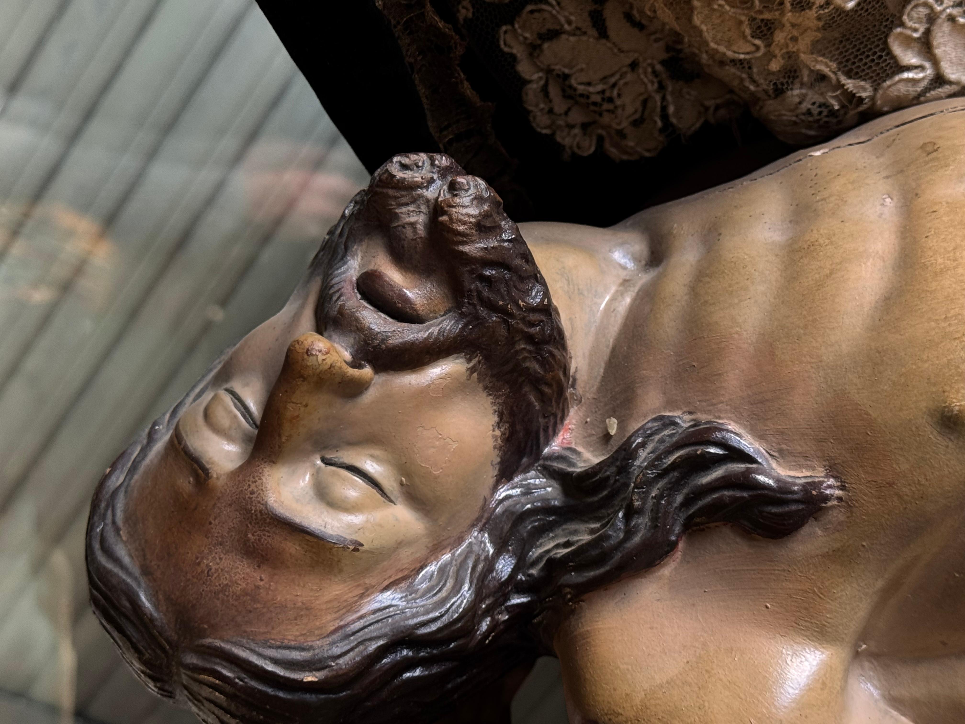 Incredibile Pietà barocca spagnola in legno policromo con corona d'argento, XVIII secolo In condizioni buone in vendita a Madrid, ES