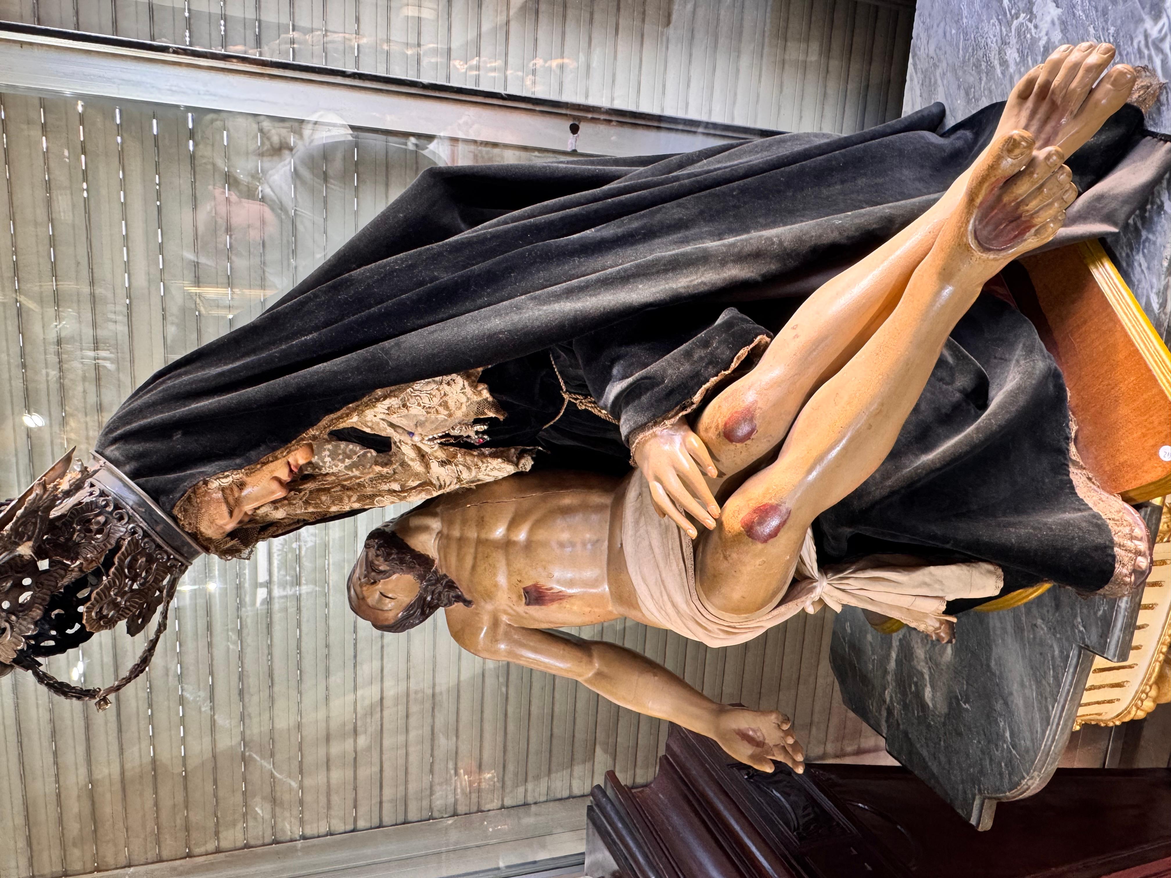 Fino al XVIII secolo Incredibile Pietà barocca spagnola in legno policromo con corona d'argento, XVIII secolo in vendita