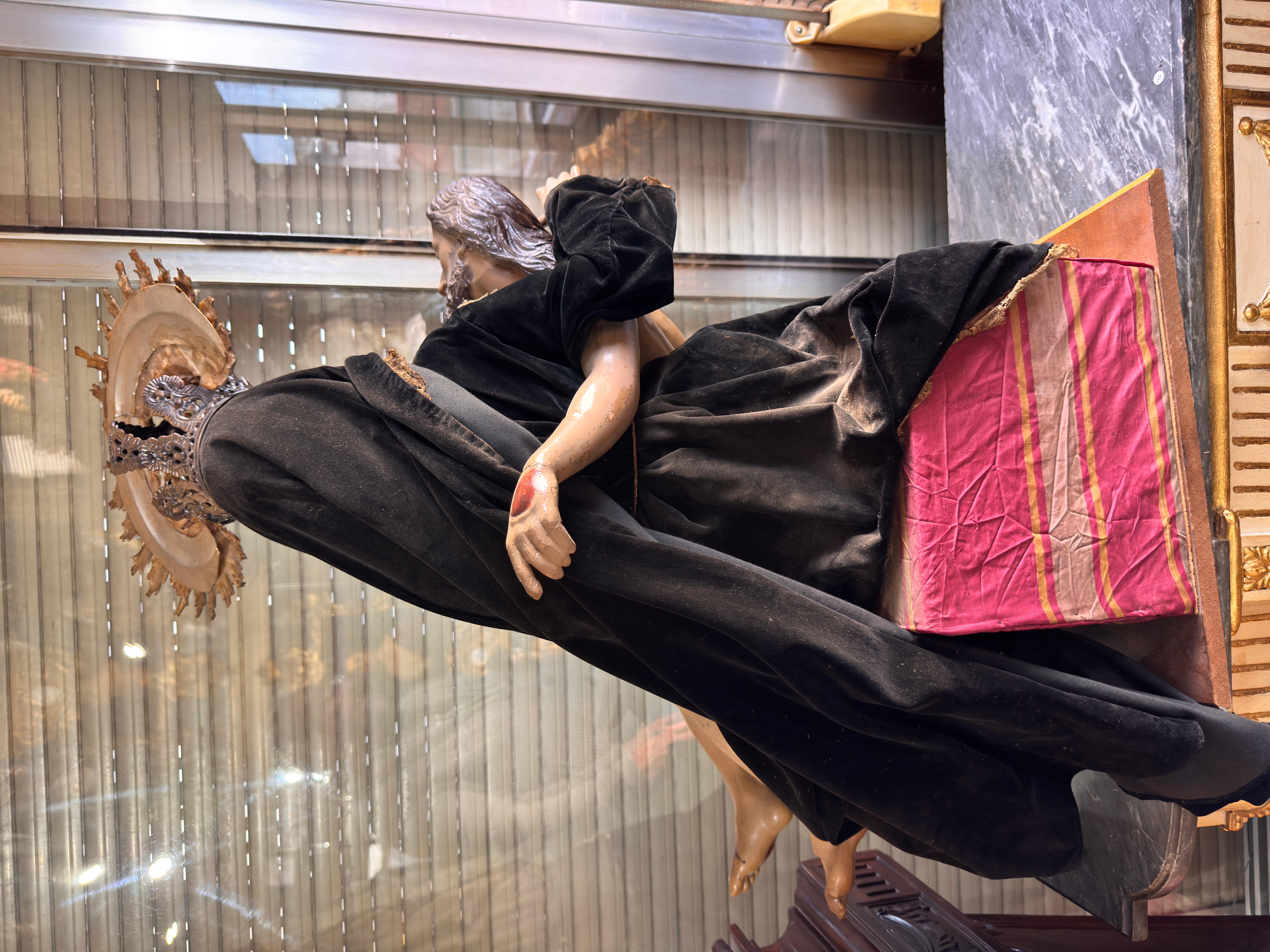 Incredibile Pietà barocca spagnola in legno policromo con corona d'argento, XVIII secolo in vendita 1