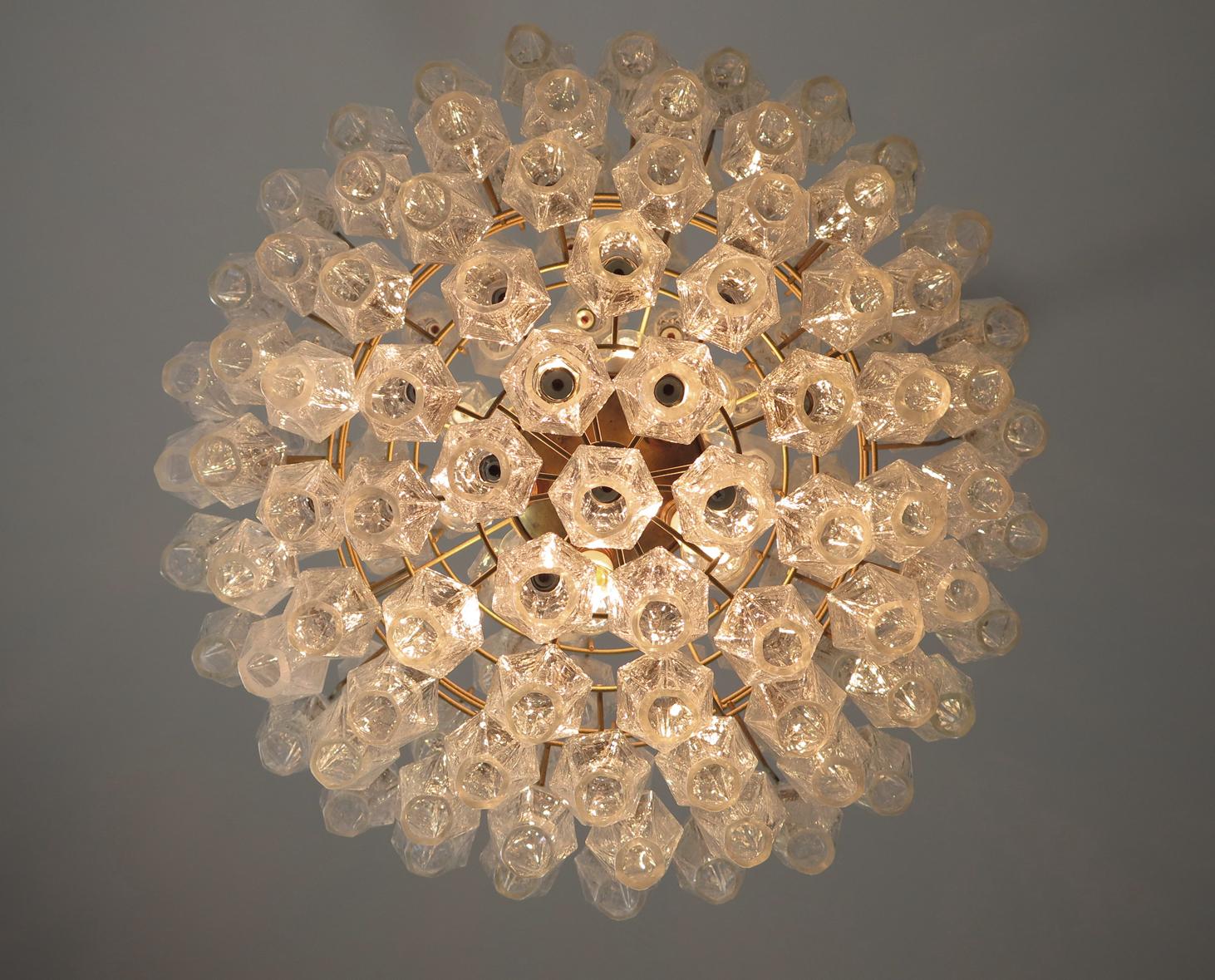 Amazing Spherical Murano Poliedri Candelier, 140 Iridescent Poliedri In Good Condition For Sale In Gaiarine Frazione Francenigo (TV), IT